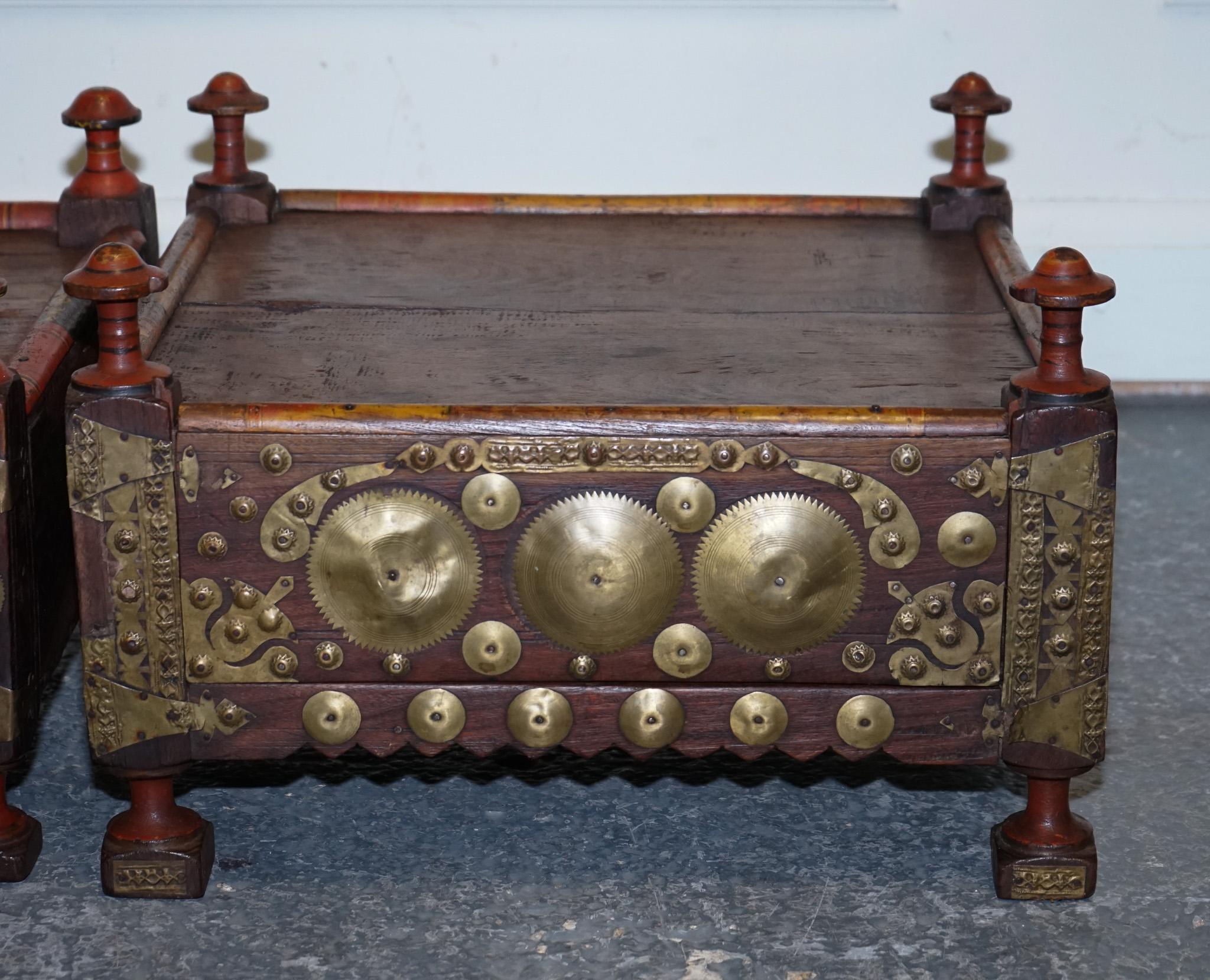 Fait main TABLES D'INTÉRITION PRIMAIRES ET ORIENTALES ASIANES PAINTES À LA MAIN VERY DECORATiVE en vente