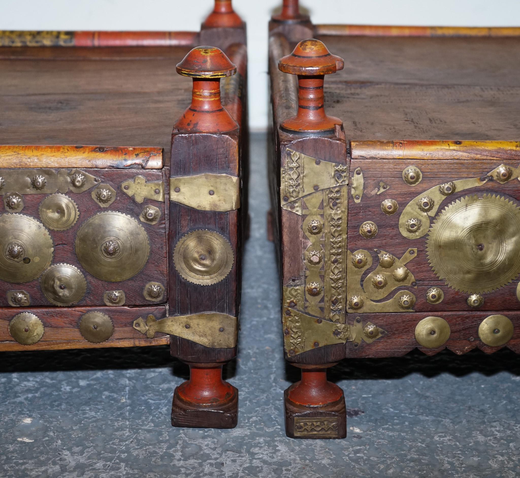 20ième siècle TABLES D'INTÉRITION PRIMAIRES ET ORIENTALES ASIANES PAINTES À LA MAIN VERY DECORATiVE en vente