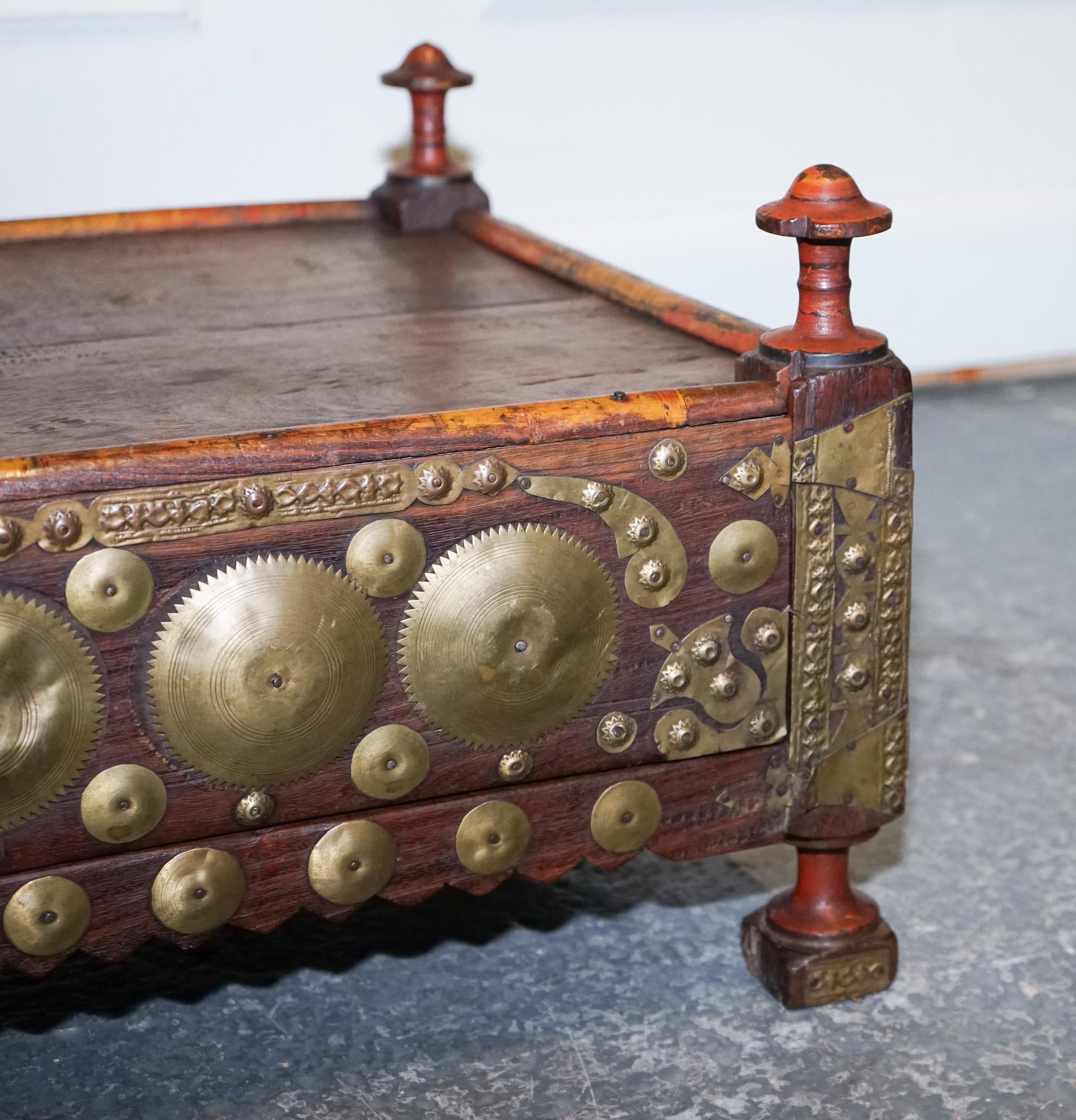 Bois de feuillus TABLES D'INTÉRITION PRIMAIRES ET ORIENTALES ASIANES PAINTES À LA MAIN VERY DECORATiVE en vente
