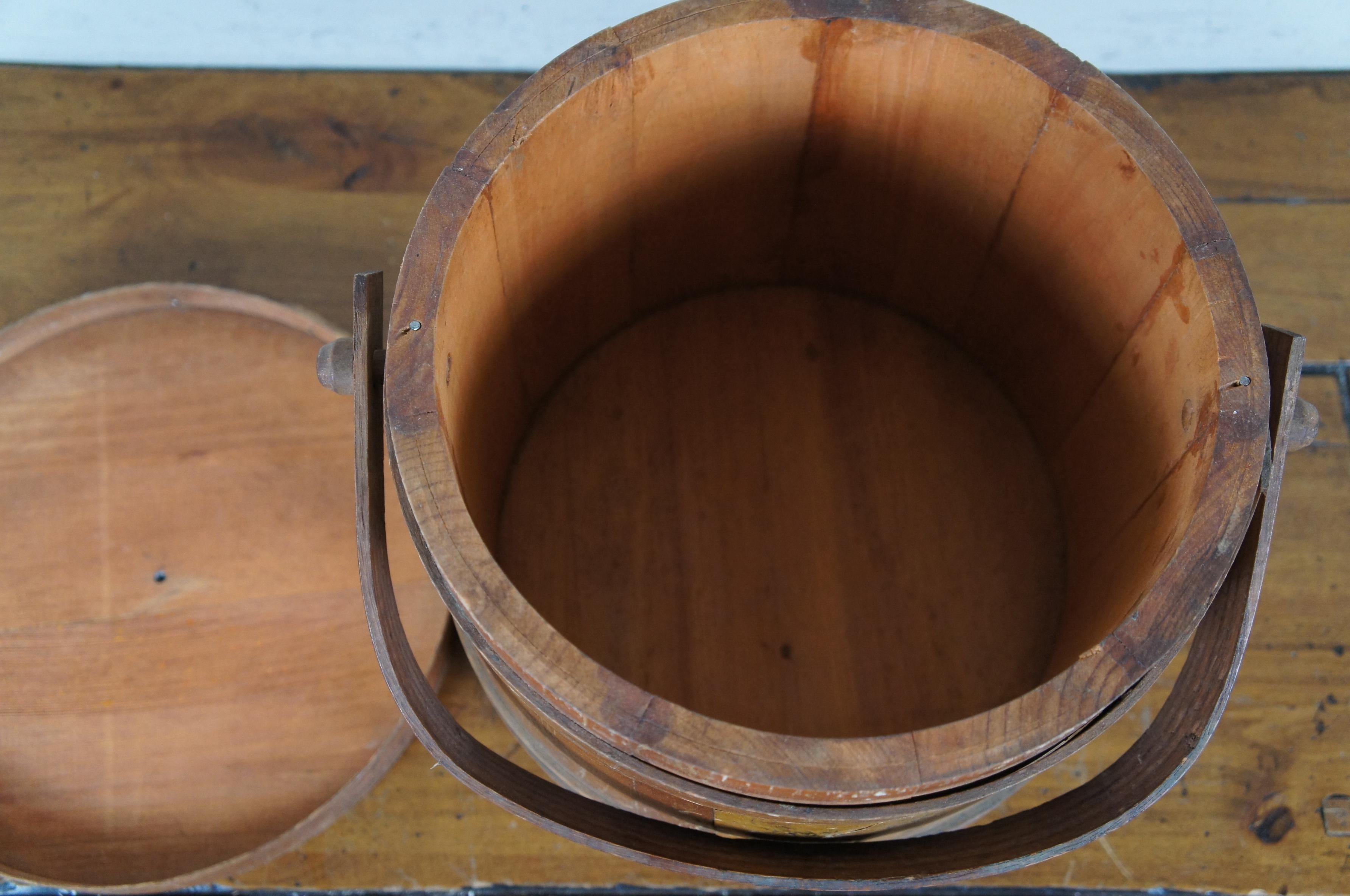 Antiguo cubo de madera curvada de pino con tapa de abeto de granja Cesta con tapa Bail 11
