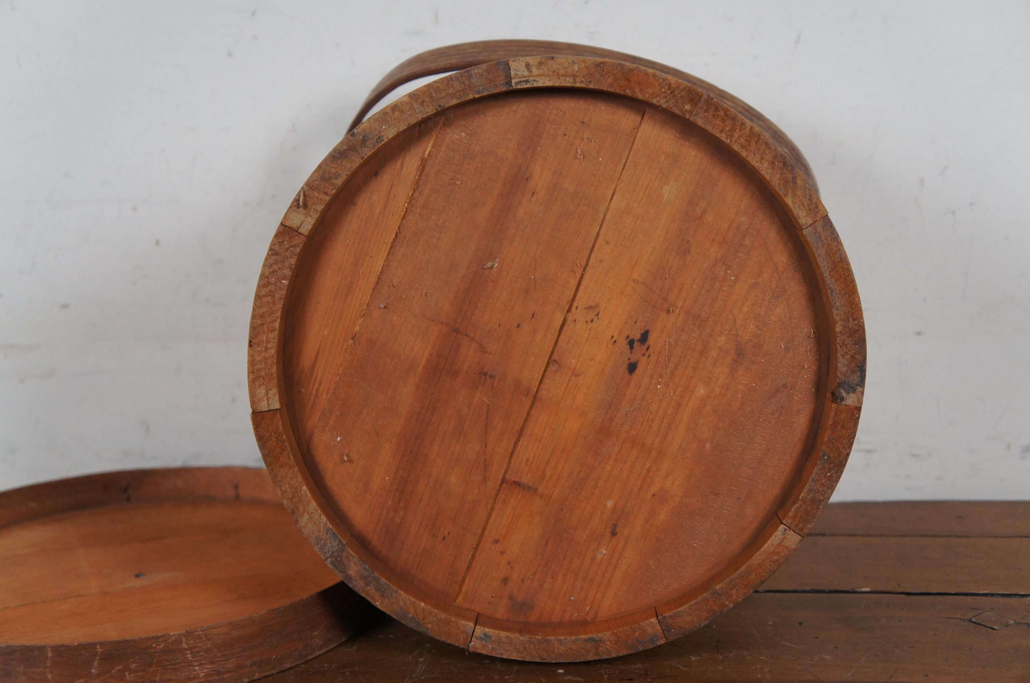 Antiguo cubo de madera curvada de pino con tapa de abeto de granja Cesta con tapa Bail 11
