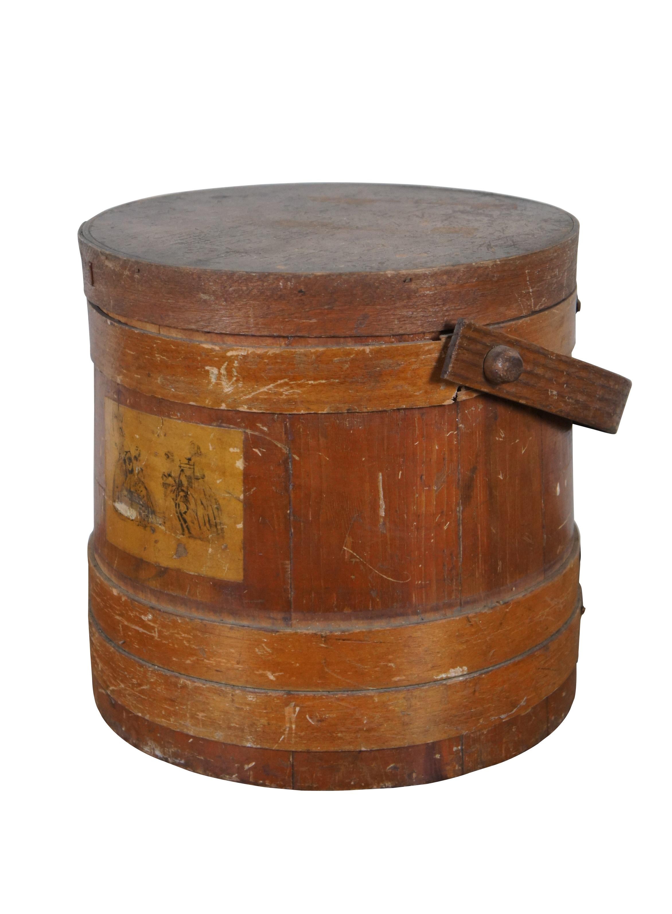 Cubo de pino antiguo para almacenar azúcar con laterales panelados, tapa con bandas y asa giratoria. Decoupaged en un lado con pequeña placa de moda de las mujeres en mediados de ropa victoriana.

Dimensiones:
10,5