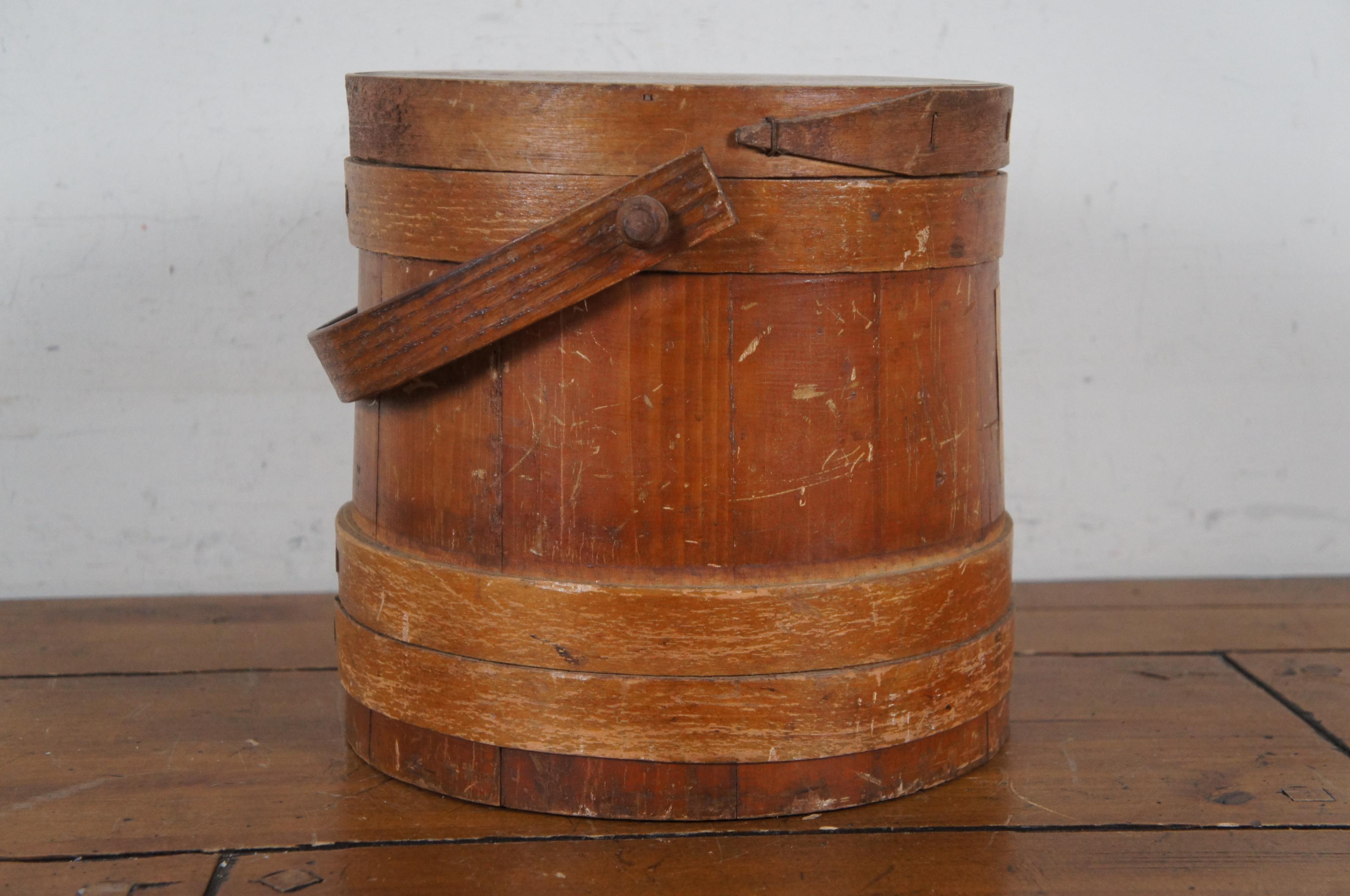 Antiguo cubo de madera curvada de pino con tapa de abeto de granja Cesta con tapa Bail 11