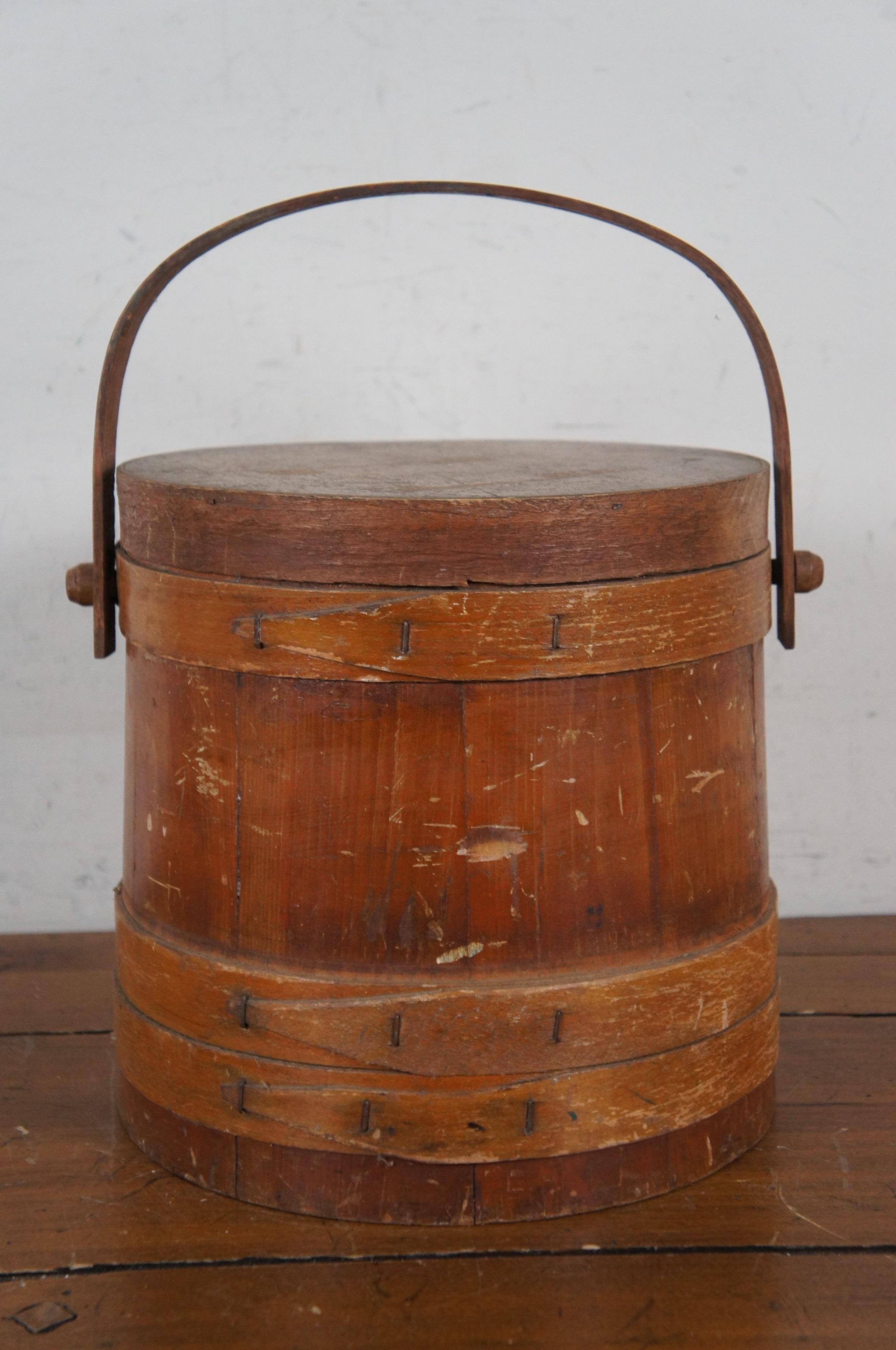 Antiguo cubo de madera curvada de pino con tapa de abeto de granja Cesta con tapa Bail 11