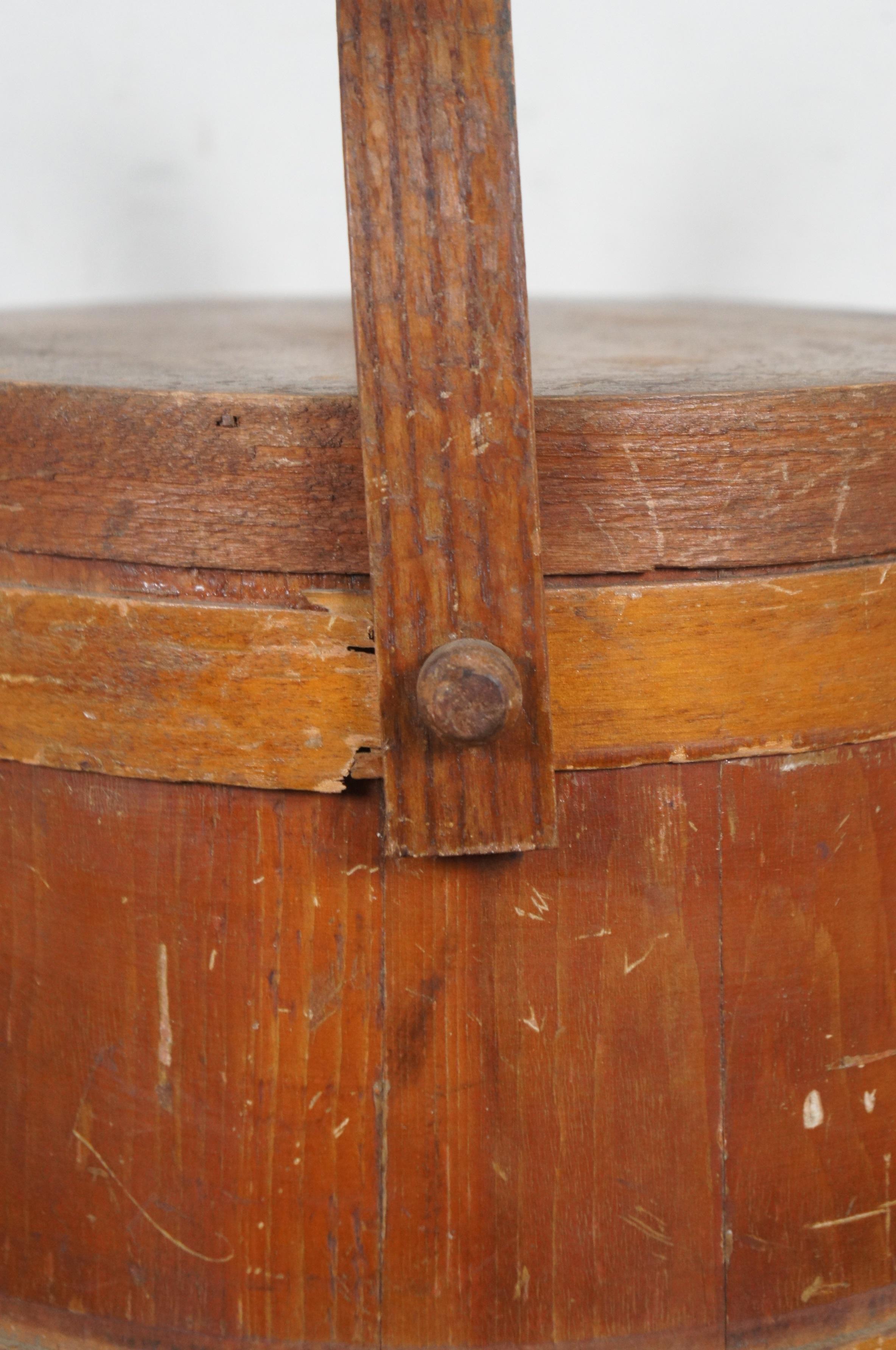 Antiguo cubo de madera curvada de pino con tapa de abeto de granja Cesta con tapa Bail 11