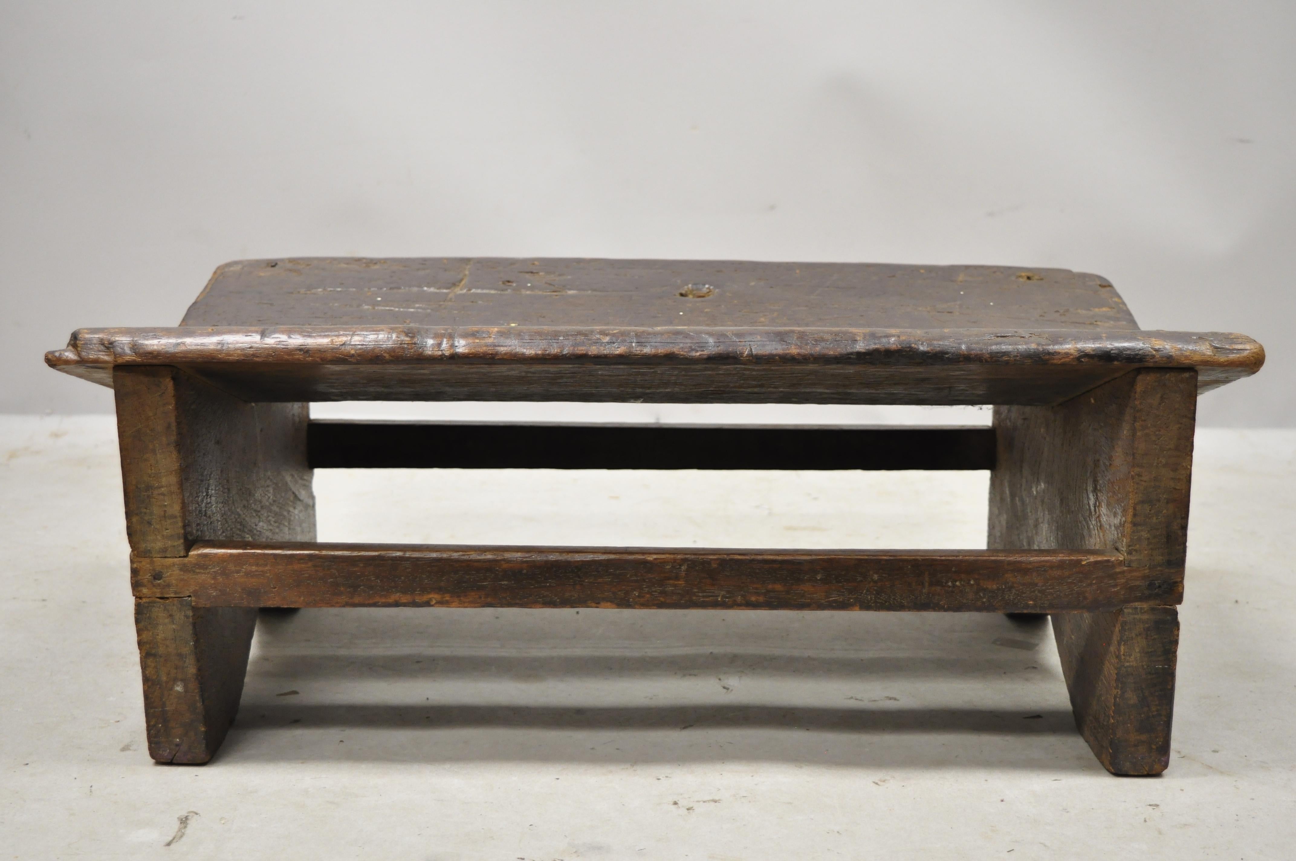 Ancien tabouret de repose-pieds ou pouf rustique primitif français en bois massif et planches de roseau 5