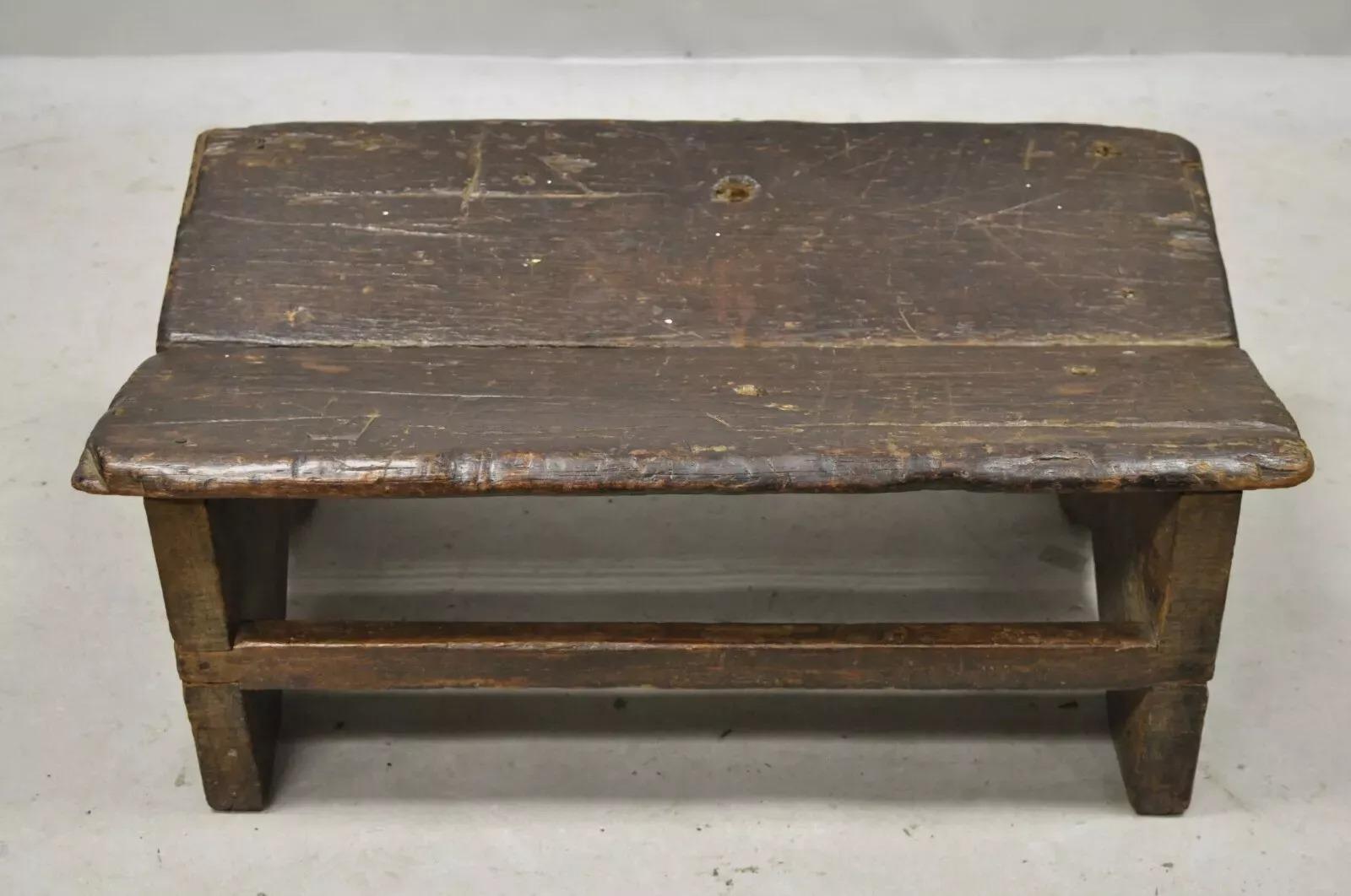 Antike primitive rustikale Französisch Land solide Planke Holz Fußhocker Ottoman. Artikel verfügt über Schwalbenschwanz Tischlerei, solide dicke Planke Holzkonstruktion, schöne Holzmaserung, distressed Finish, schön geschnitzten Details, sehr schöne