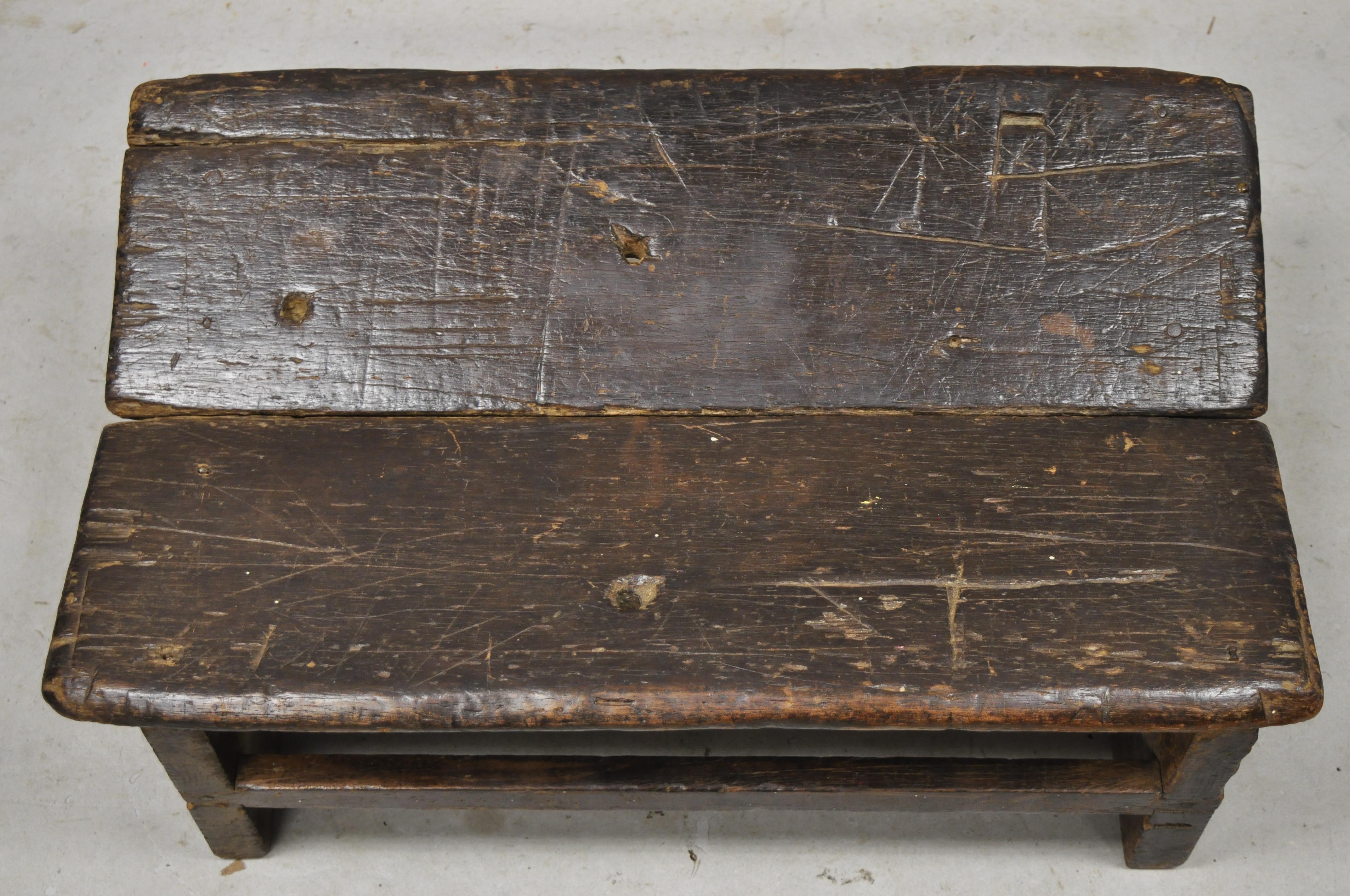 Français Ancien tabouret de repose-pieds ou pouf rustique primitif français en bois massif et planches de roseau