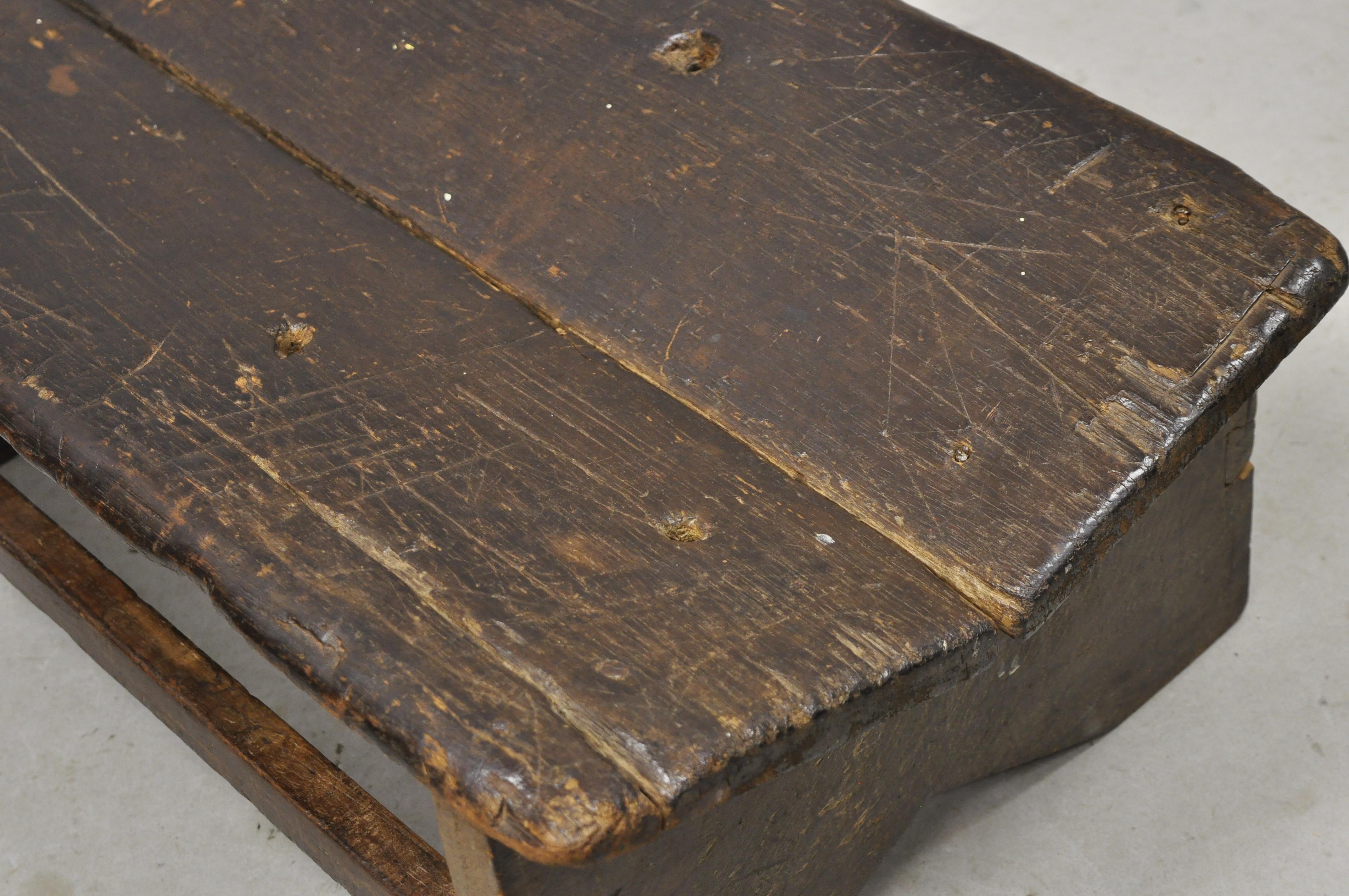 Bois Ancien tabouret de repose-pieds ou pouf rustique primitif français en bois massif et planches de roseau