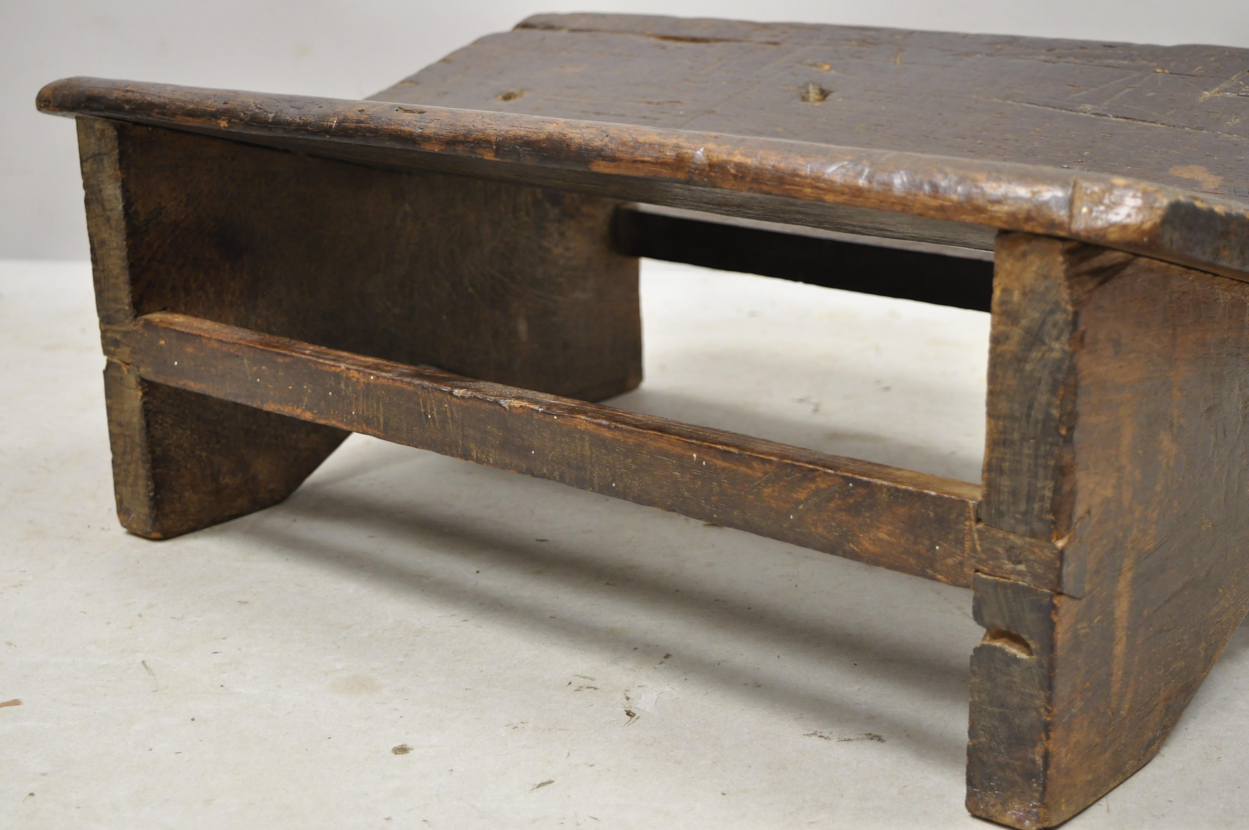 Ancien tabouret de repose-pieds ou pouf rustique primitif français en bois massif et planches de roseau 2