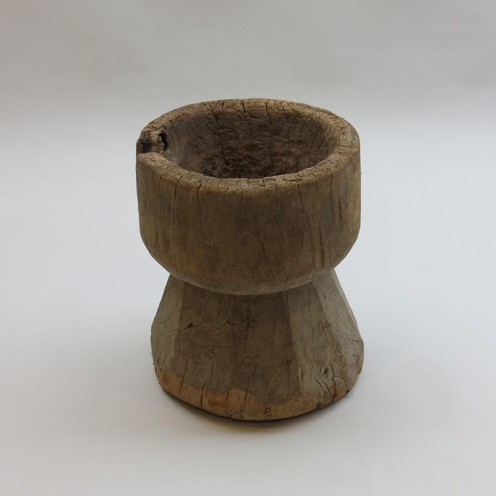 Sculpté à la main Ancienne et rustique grande table de Mortar en bois africain en vente
