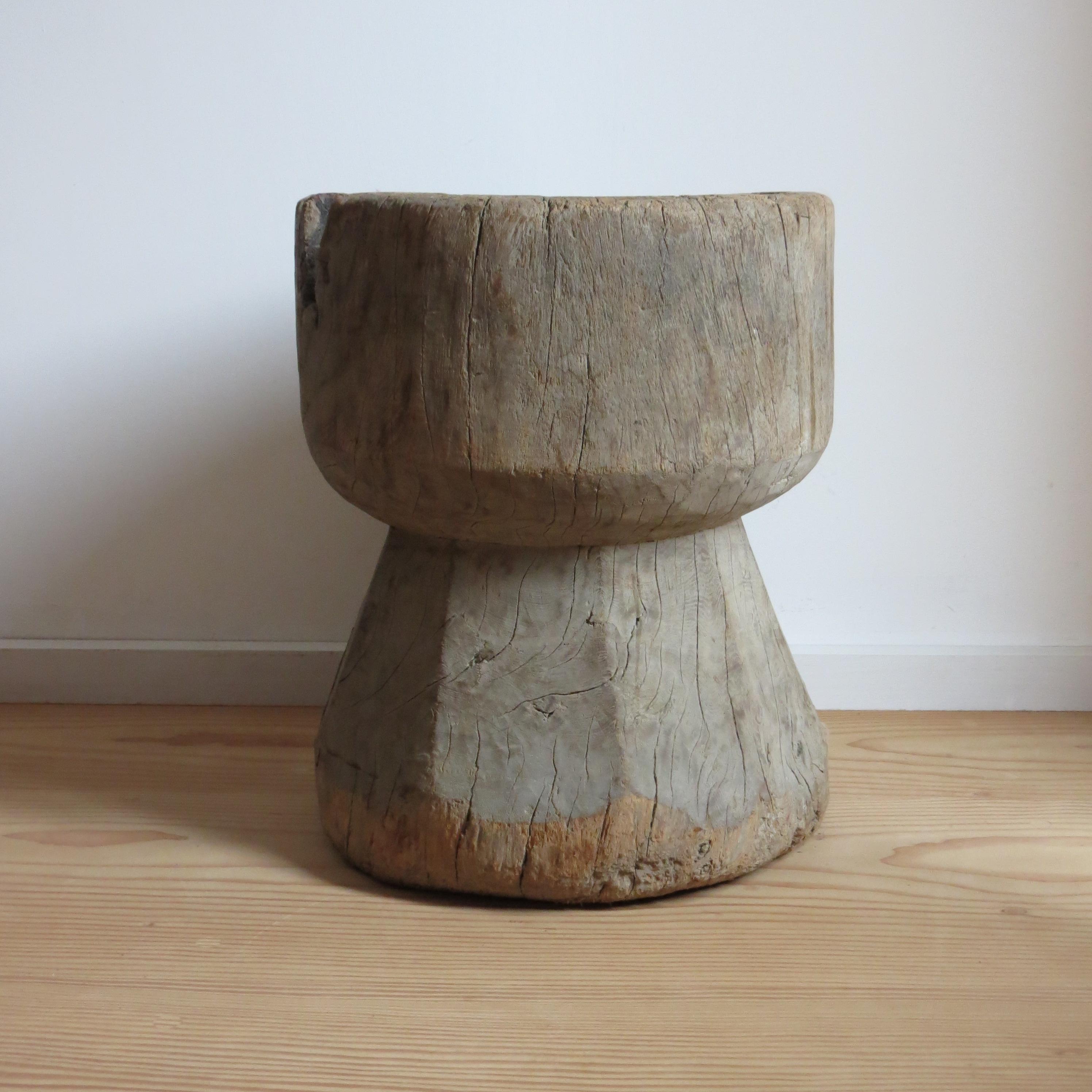 Un magnifique tabouret ou table à mortier en bois rustique et primitif. 
Fabriquée en bois dur, cette pièce a été réalisée à la main.
Cette pièce est très variée et peut être utilisée comme une petite table ou un tabouret, ou retournée et utilisée