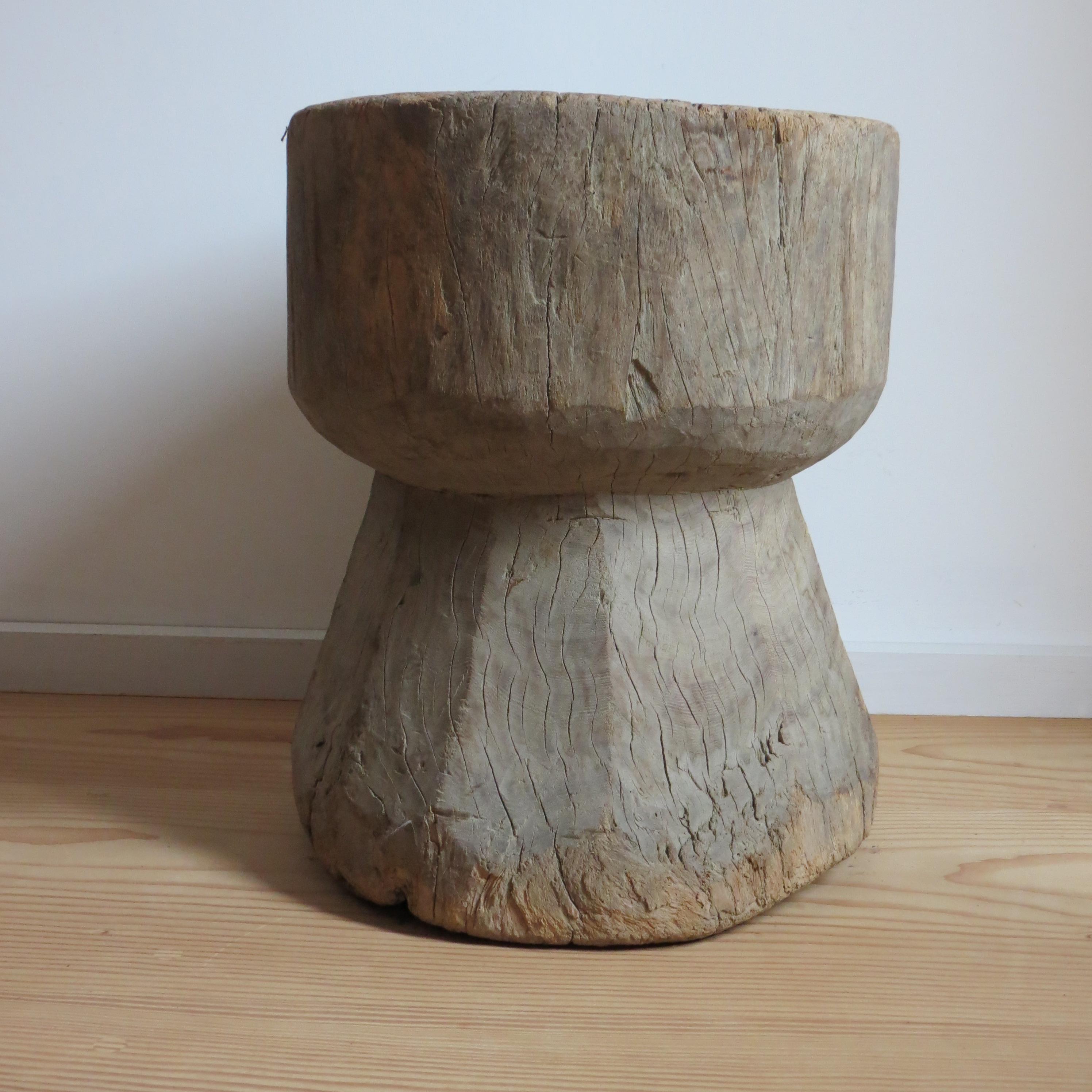 Sculpté à la main Ancienne table ou tabouret africain de style primitif rustique grand format Mortar en bois massif en vente