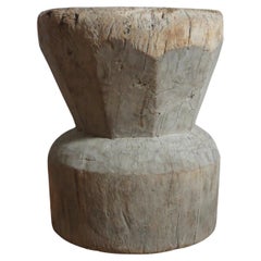 Ancienne table ou tabouret africain de style primitif rustique grand format Mortar en bois massif
