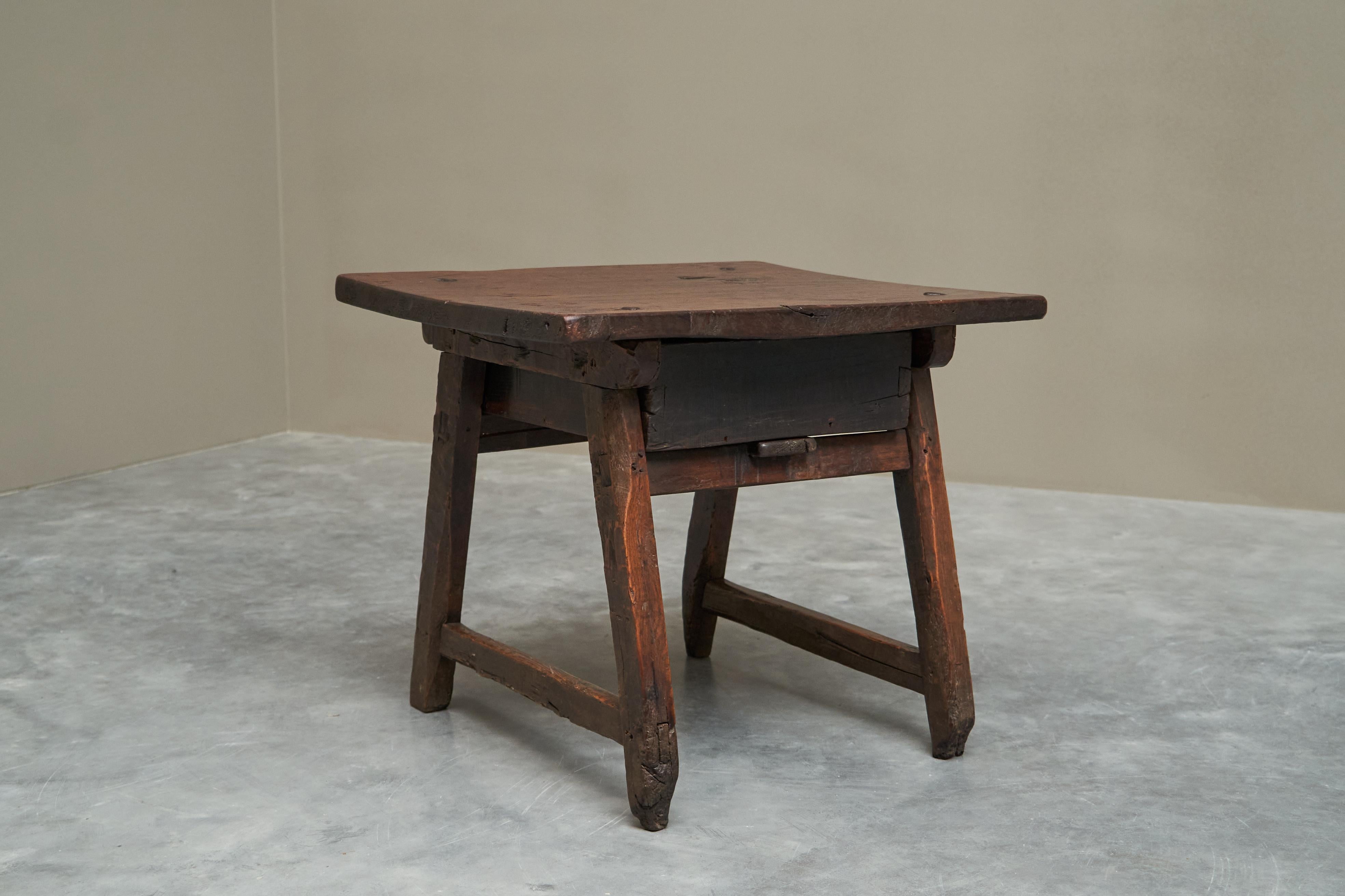 Ancienne table d'appoint primitive avec tiroir en bois et fer forgé 18ème siècle en vente 2