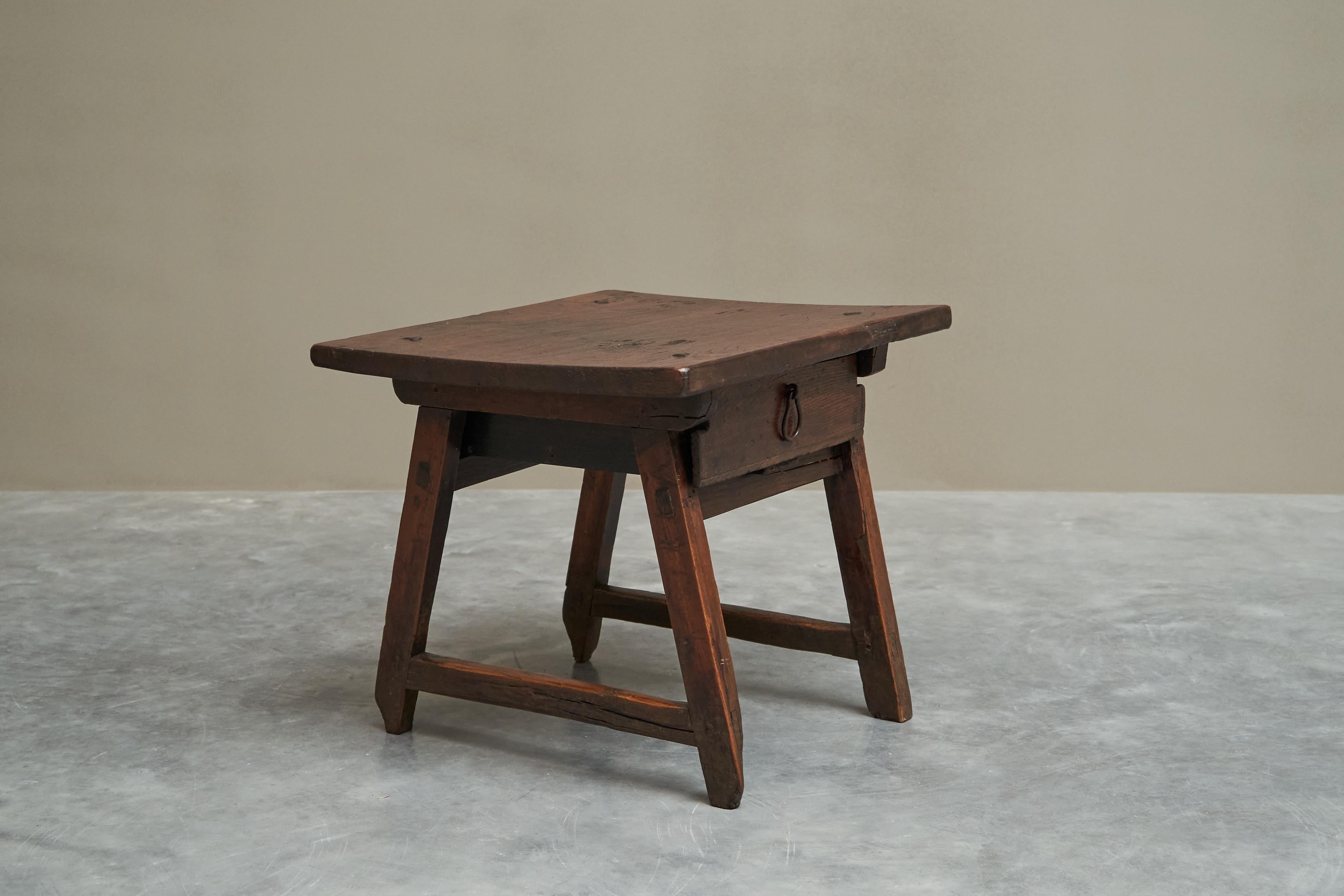 Table d'appoint primitive Wabi Sabi avec tiroir en bois et fer forgé Espagne 18ème siècle

Il s'agit d'une table d'appoint espagnole primitive du XVIIIe siècle avec tiroir, très recherchée. Une pièce de ferme provinciale pure et honnête fabriquée au