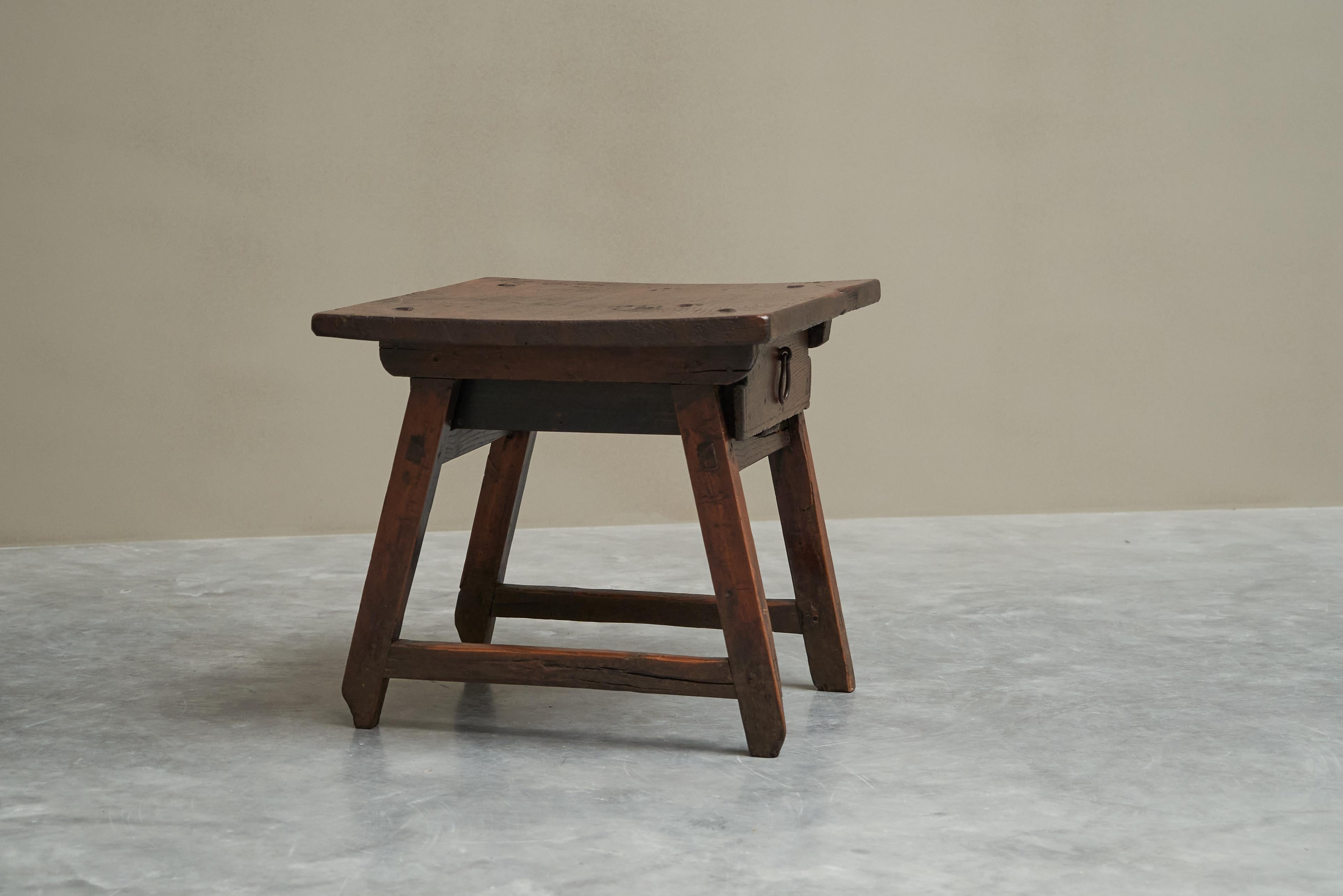 Primitif Ancienne table d'appoint primitive avec tiroir en bois et fer forgé 18ème siècle en vente