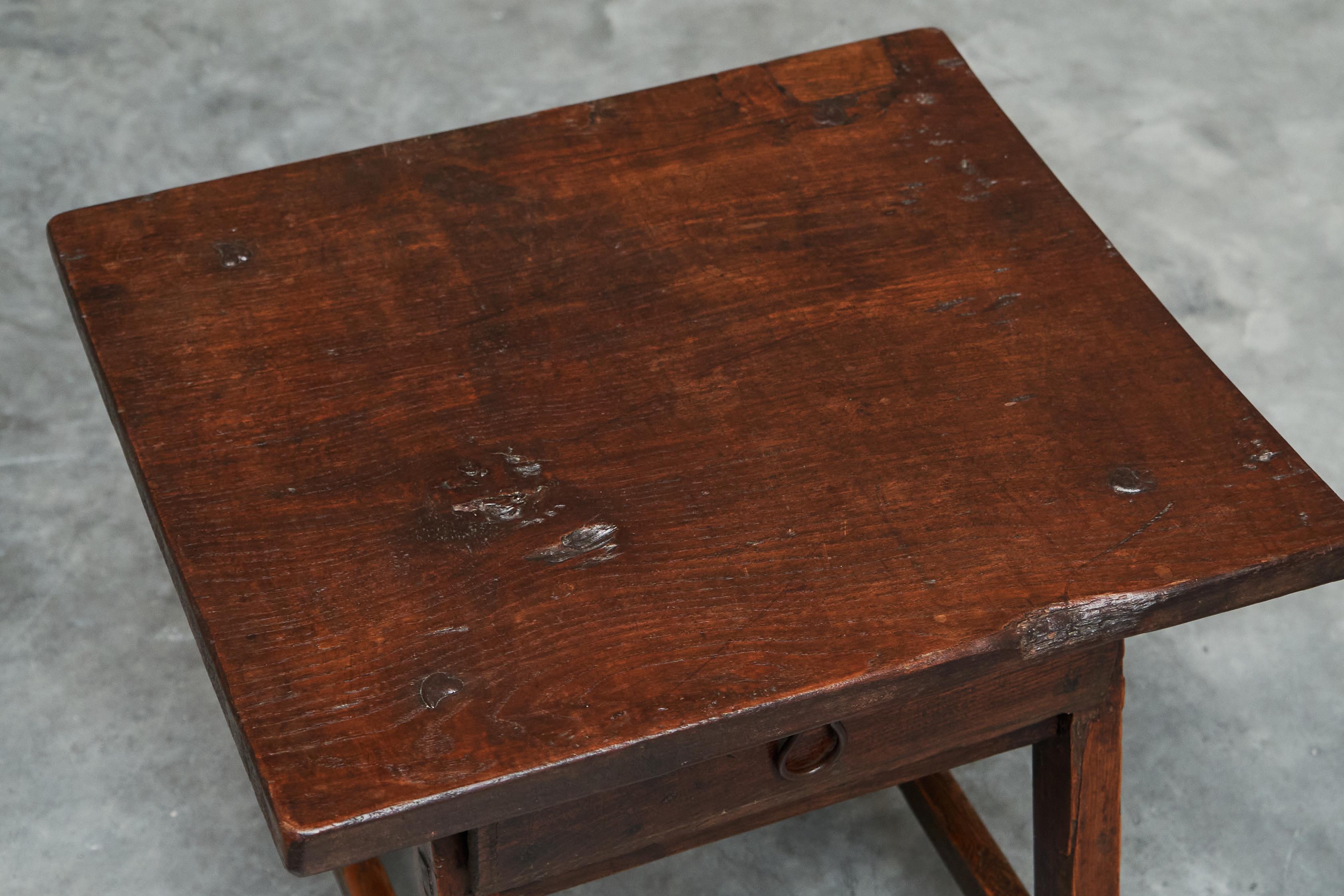 Espagnol Ancienne table d'appoint primitive avec tiroir en bois et fer forgé 18ème siècle en vente