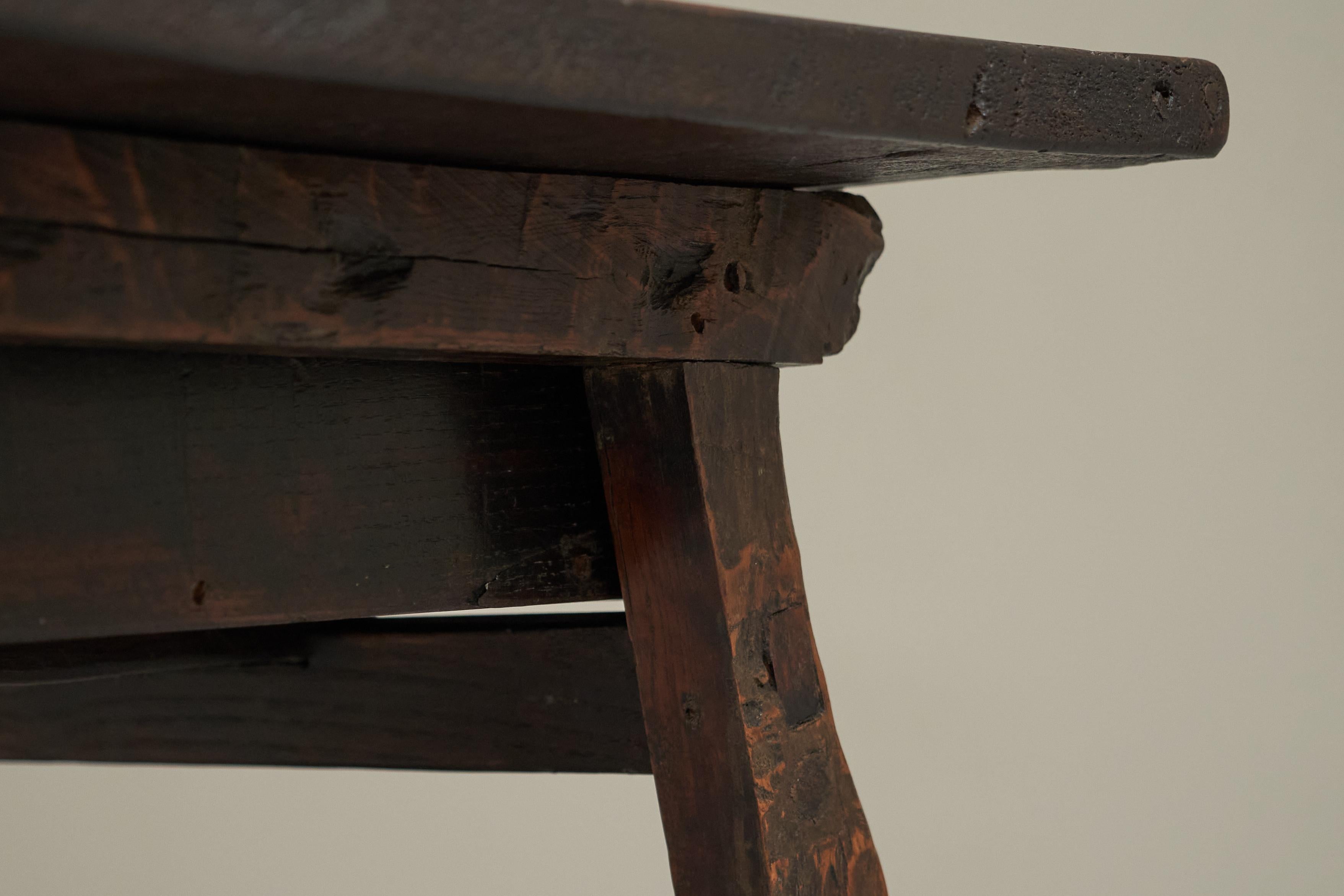 Fait main Ancienne table d'appoint primitive avec tiroir en bois et fer forgé 18ème siècle en vente