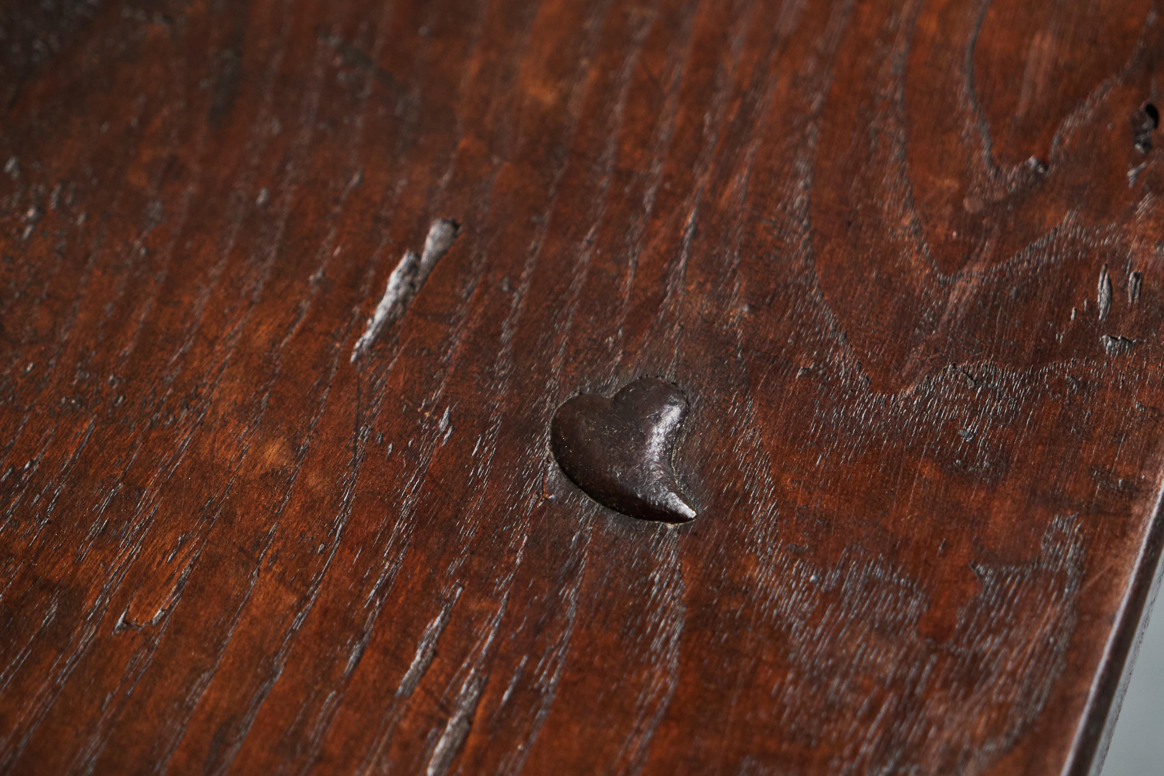 Ancienne table d'appoint primitive avec tiroir en bois et fer forgé 18ème siècle Bon état - En vente à Meer, VAN