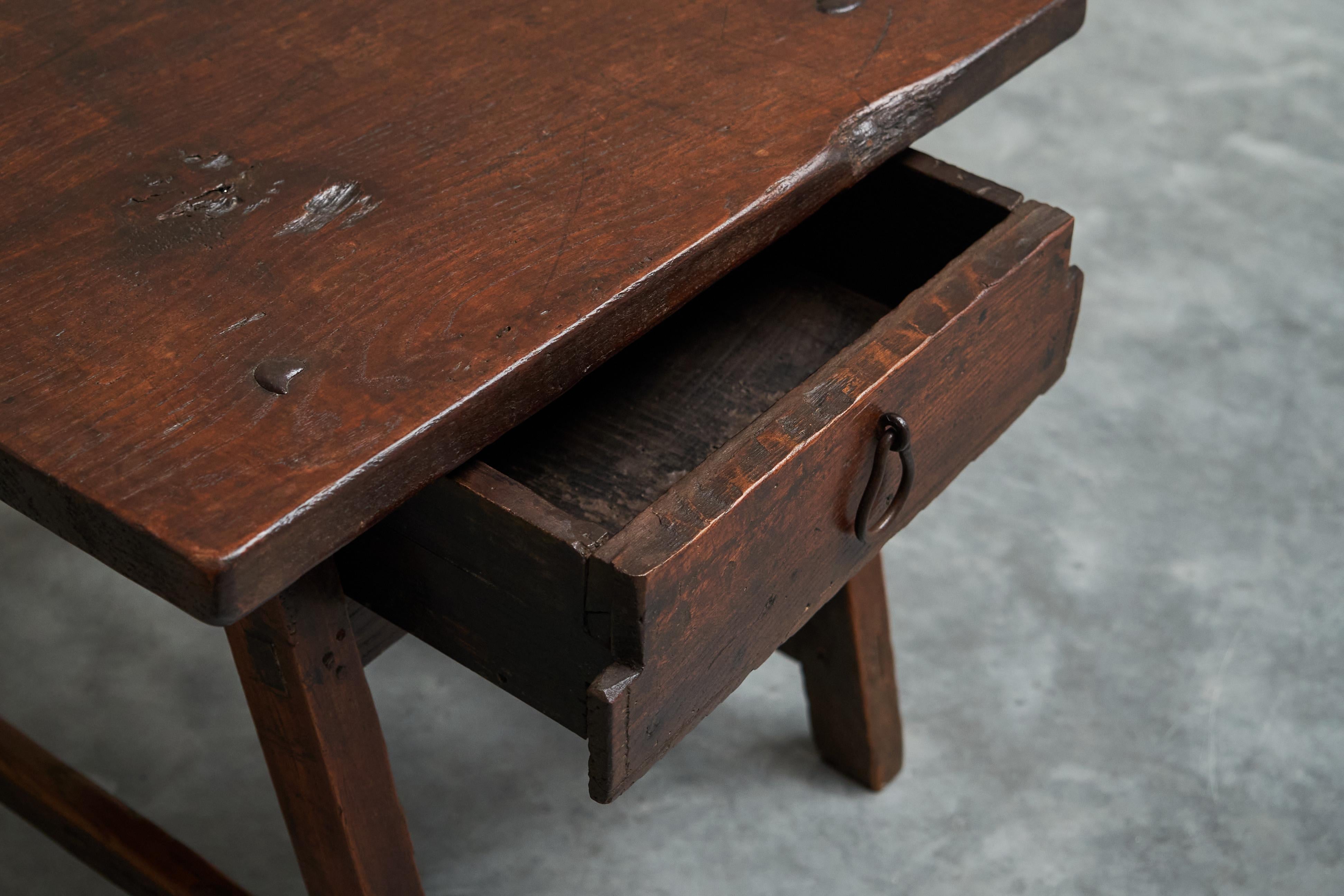 XVIIIe siècle et antérieur Ancienne table d'appoint primitive avec tiroir en bois et fer forgé 18ème siècle en vente