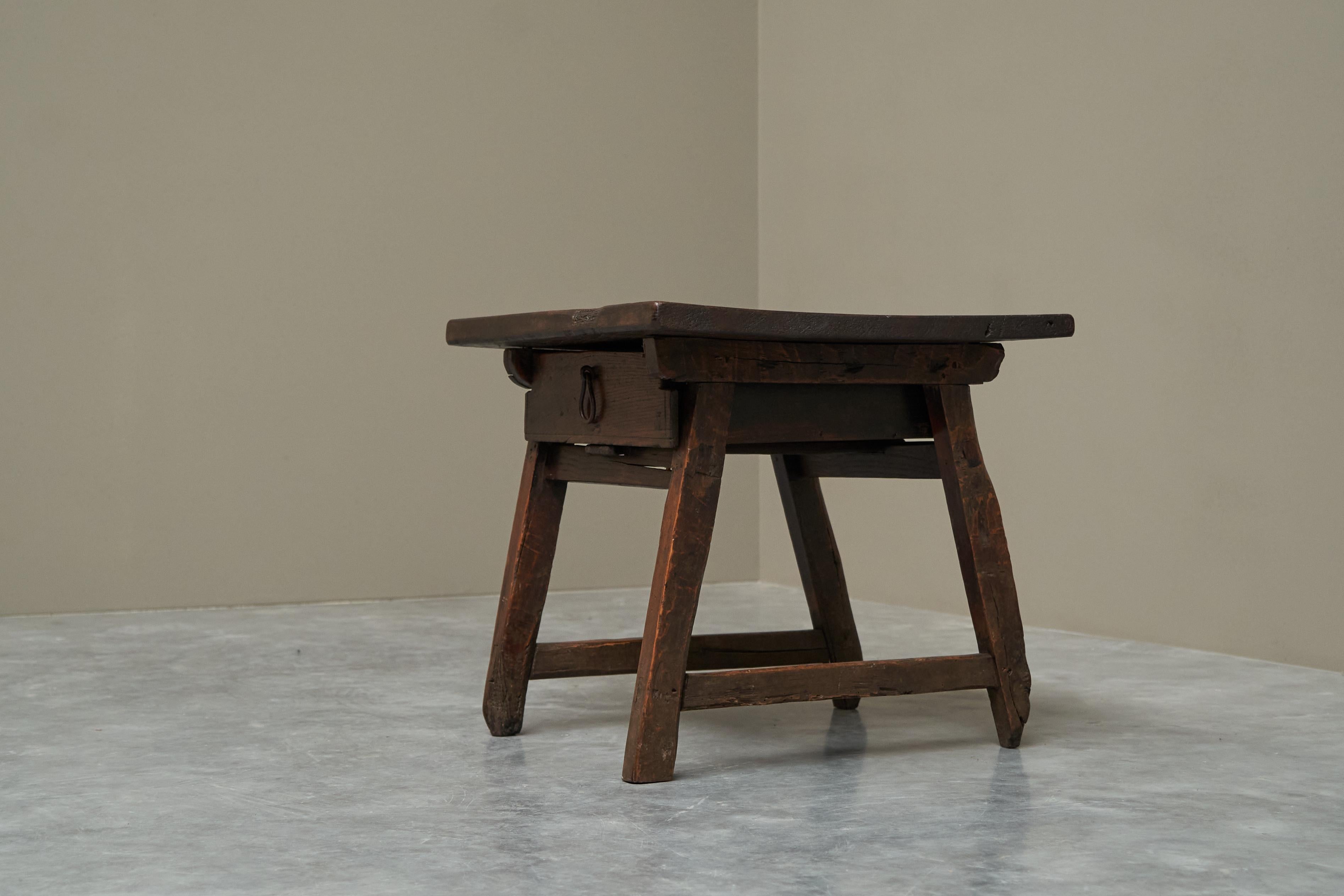 Ancienne table d'appoint primitive avec tiroir en bois et fer forgé 18ème siècle en vente 1