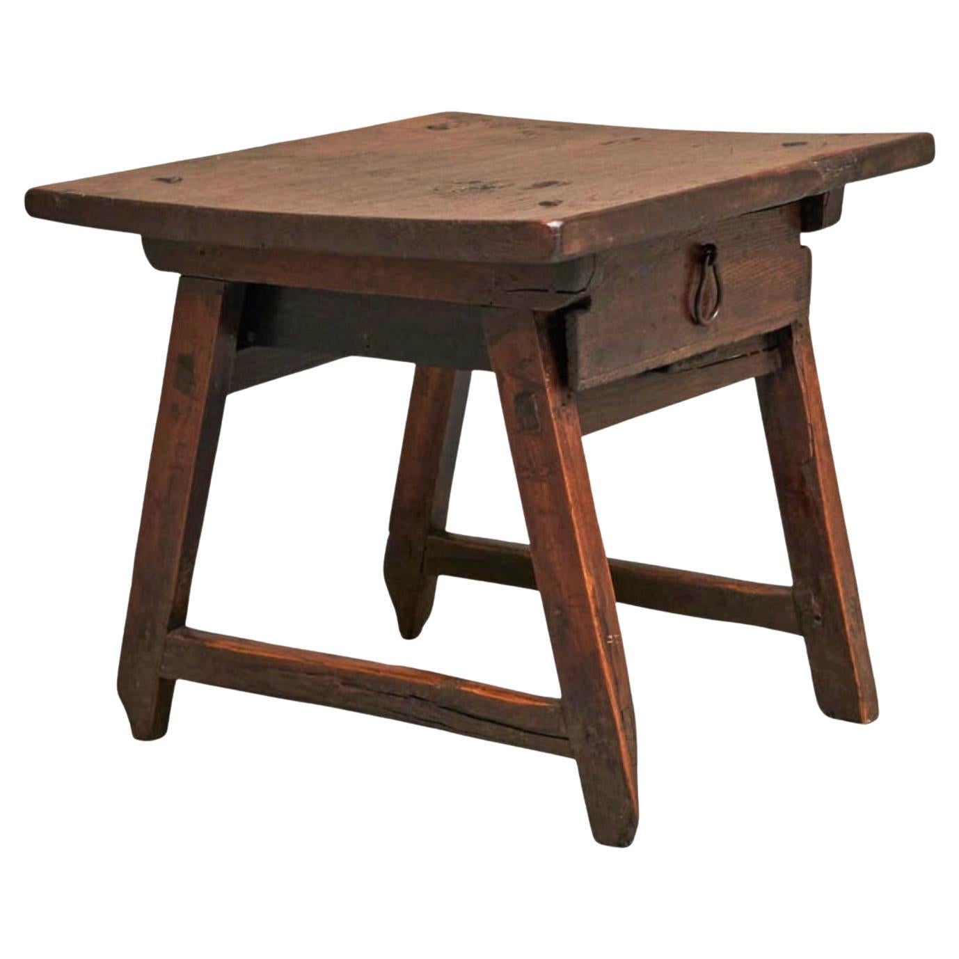 Ancienne table d'appoint primitive avec tiroir en bois et fer forgé 18ème siècle en vente