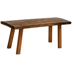 Ancienne table basse primitive en bois massif avec pieds carrés évasés Ancienne table basse primitive en bois massif avec pieds carrés évasés