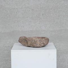 Antiguo cuenco primitivo de piedra