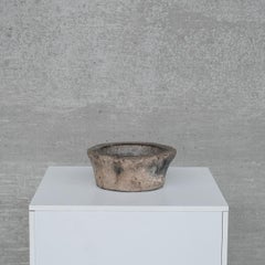 Antiguo cuenco o mortero primitivo de piedra