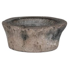 Antica ciotola o mortaio primitivo in pietra