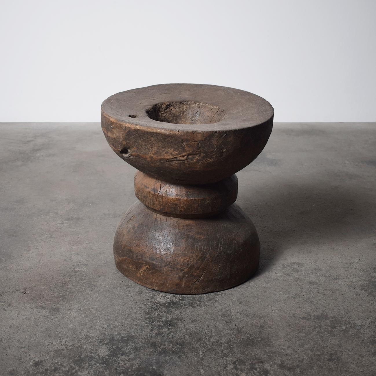 Tabouret sculptural monumental du Nagaland / mortier. 
Objet primitif authentique et charmant, unique en son genre, fabriqué à partir d'un seul bois dur massif. Sculptée à la main par la tribu Naga en Inde, vers les années 1860-1920. Une belle pièce