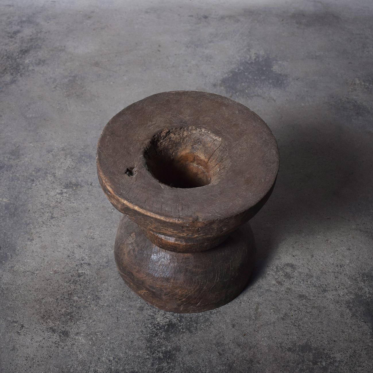 Indien Tabouret primitif/mortar 1860s-1920s/table d'appoint Wabisabi Naga Tribe en vente