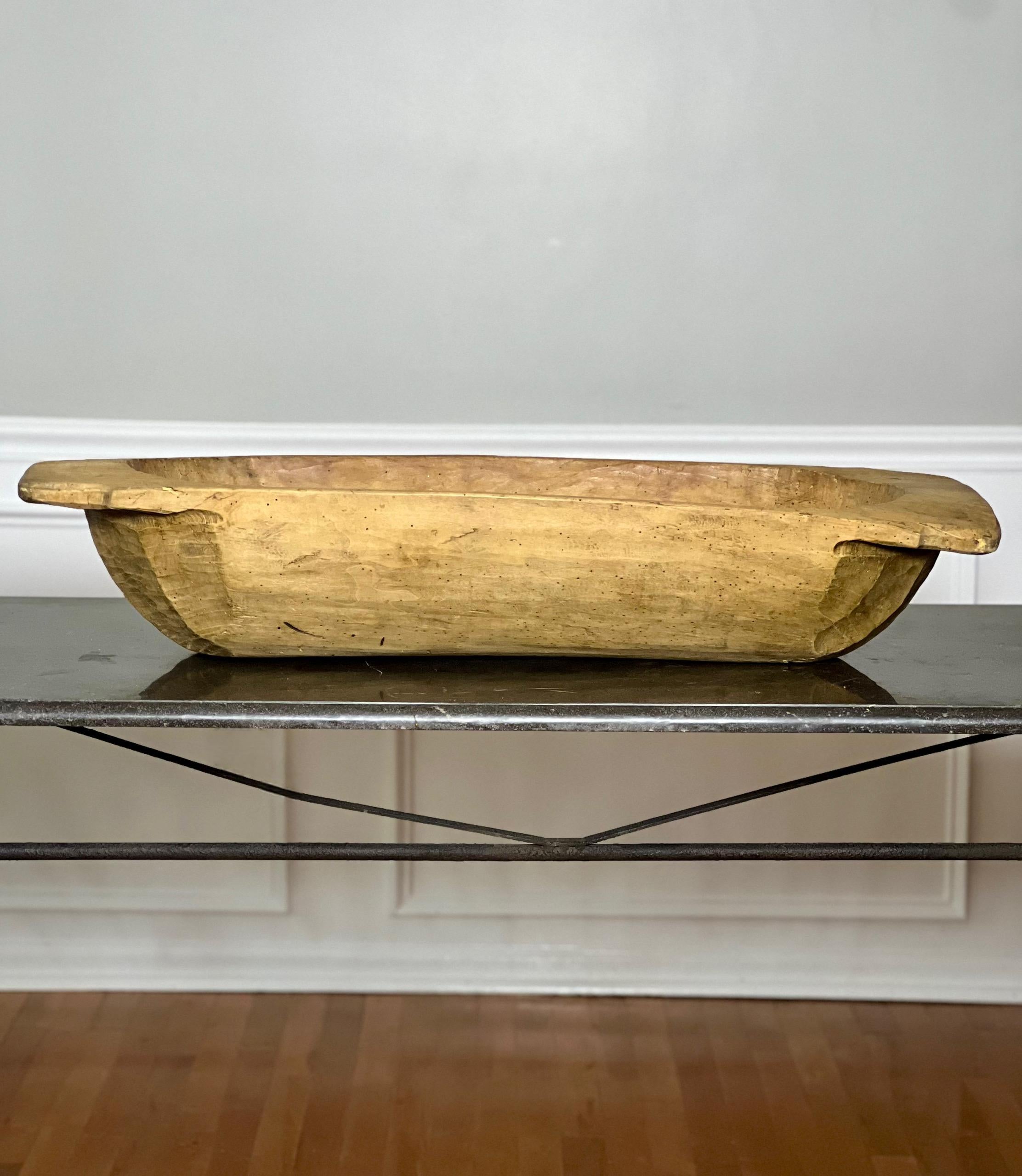 Antike primitive große schwedische Teigschüssel im Trogstil, um 1850.

Diese robuste, längliche Schüssel wird von Hand aus einem einzigen Stück Holz geschnitzt und ist zum Kneten und Gären von Teig gedacht. Seit Jahrhunderten sind sie in den