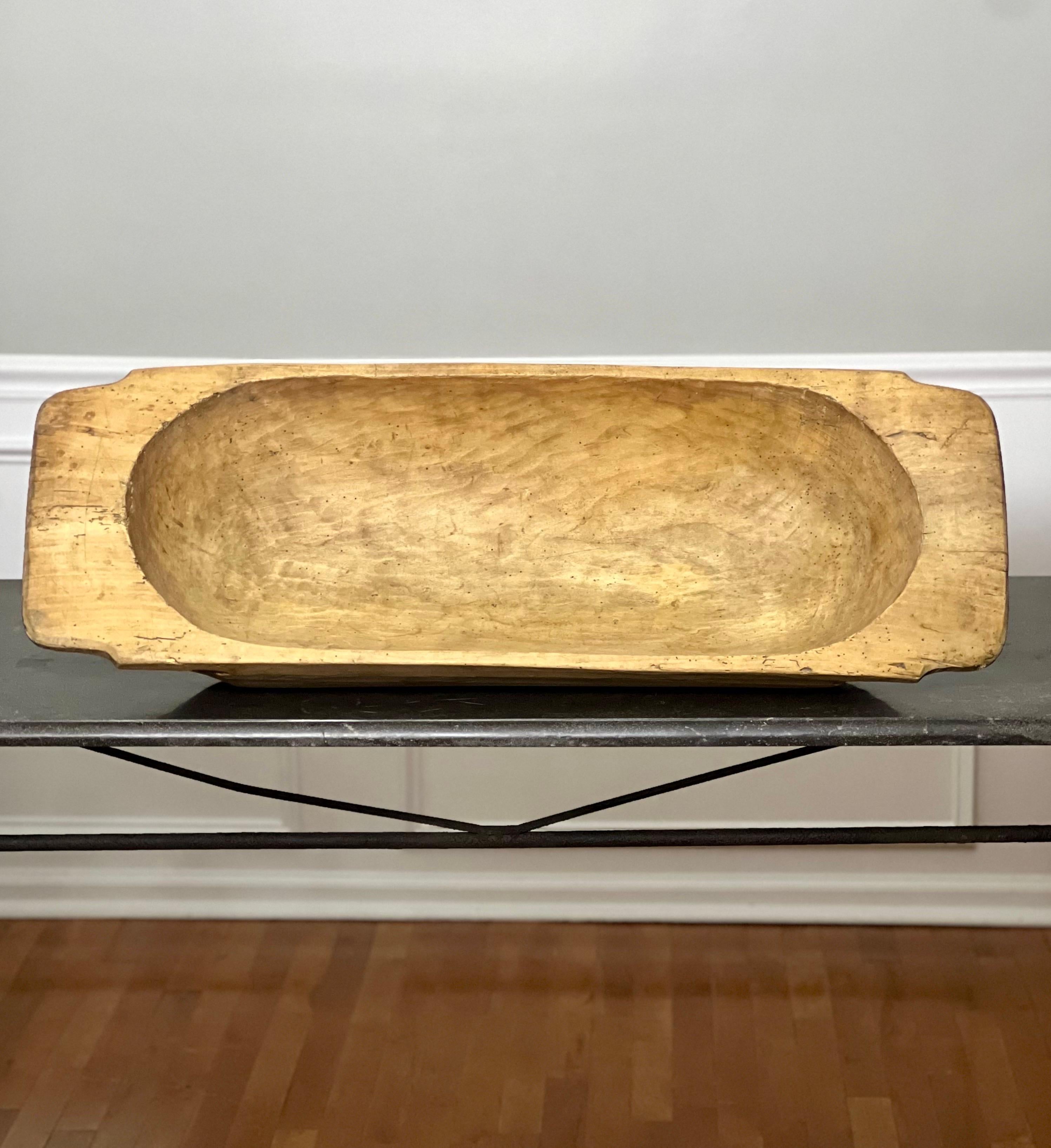 Antike, primitive, schwedische, große, handgeschnitzte, große, handgeschnitzte Holzschale im Trough-Stil, 1850 (Handgefertigt) im Angebot