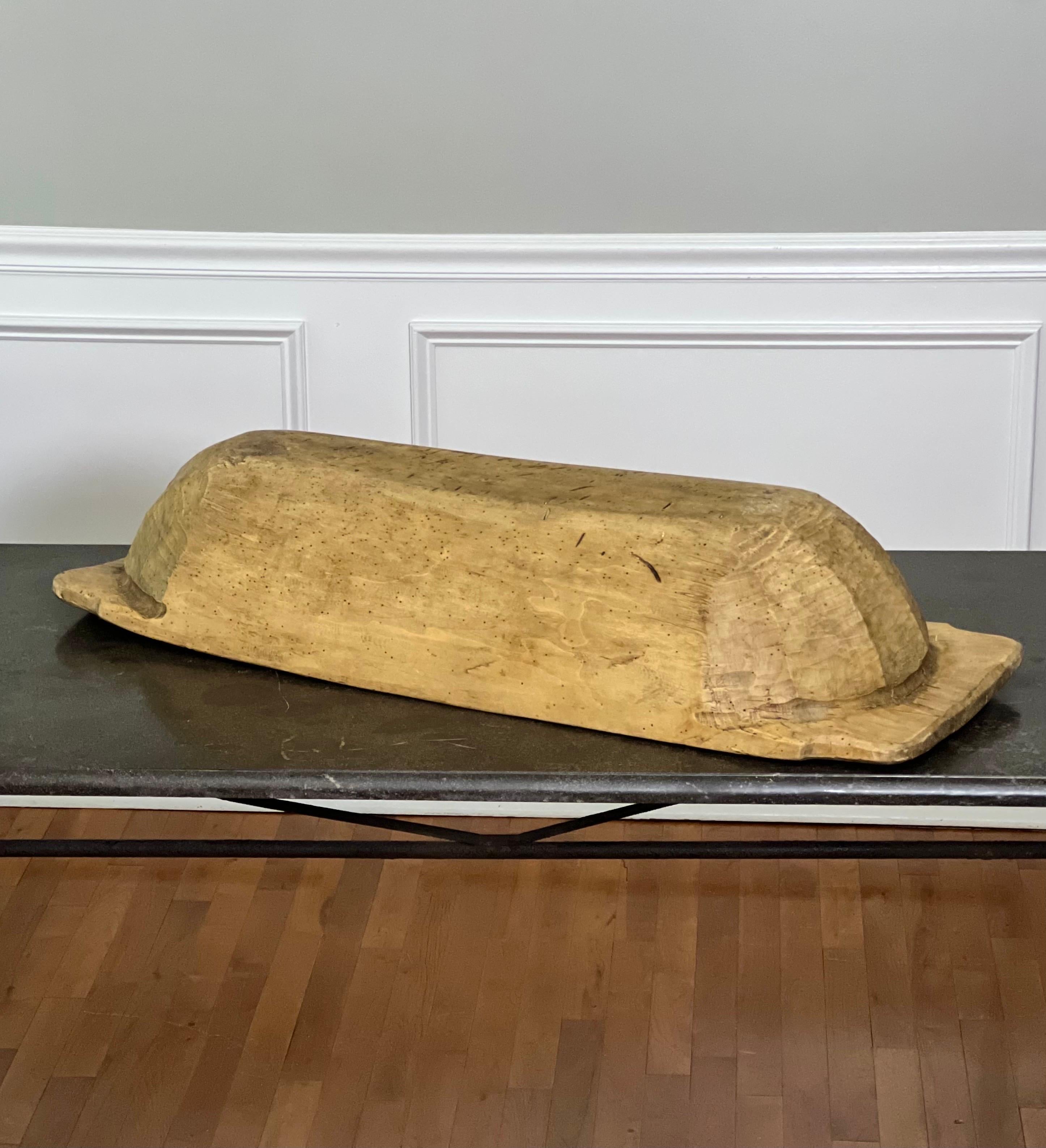 Antike, primitive, schwedische, große, handgeschnitzte, große, handgeschnitzte Holzschale im Trough-Stil, 1850 im Zustand „Gut“ im Angebot in Doylestown, PA