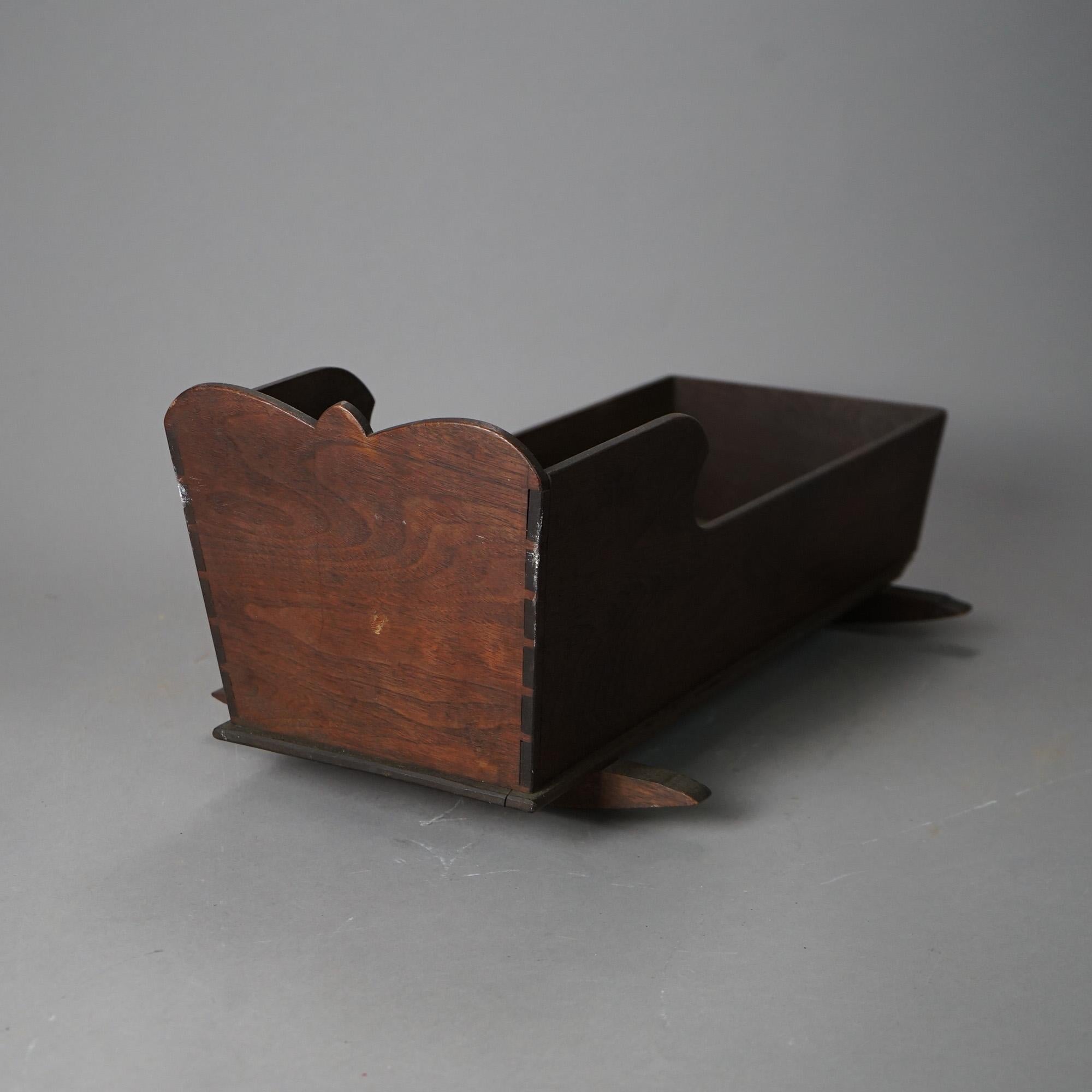 XIXe siècle Ancien berceau de poupée primitif en noyer vers 1850 en vente