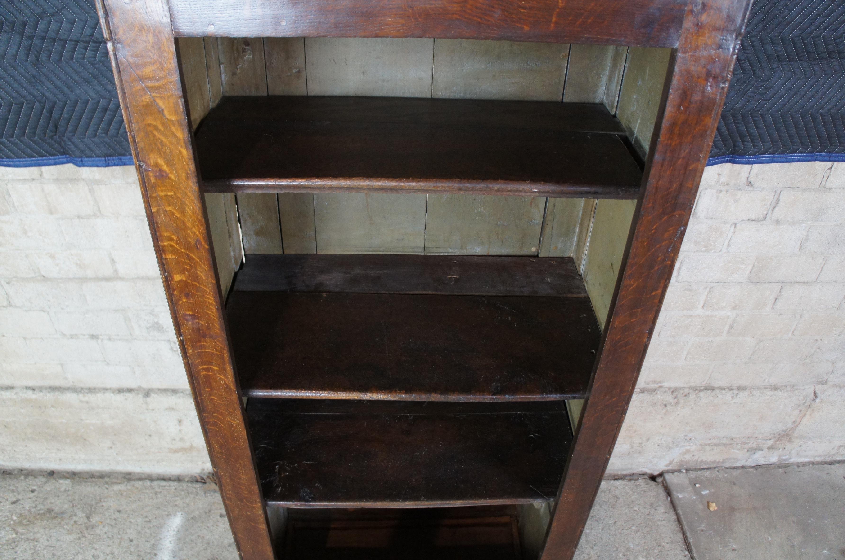 Antique Primitive Welsh Bookcase Cupboard Cabinet Linen Press Bookcase In Good Condition In Dayton, OH