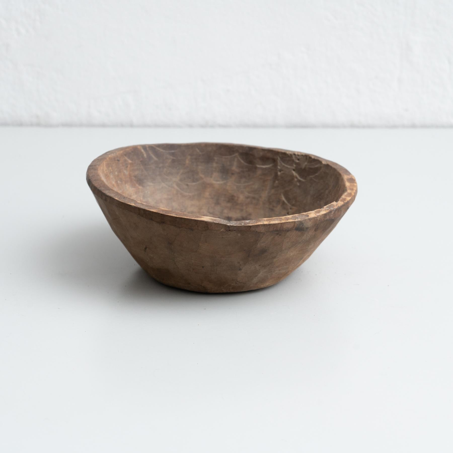 Handgefertigte primitive Schale, hergestellt von einem unbekannten Designer um 1960.    Hergestellt aus Holz in den katalanischen Pyrenäen.    In gutem Originalzustand mit geringen alters- und gebrauchsbedingten Abnutzungserscheinungen, die eine