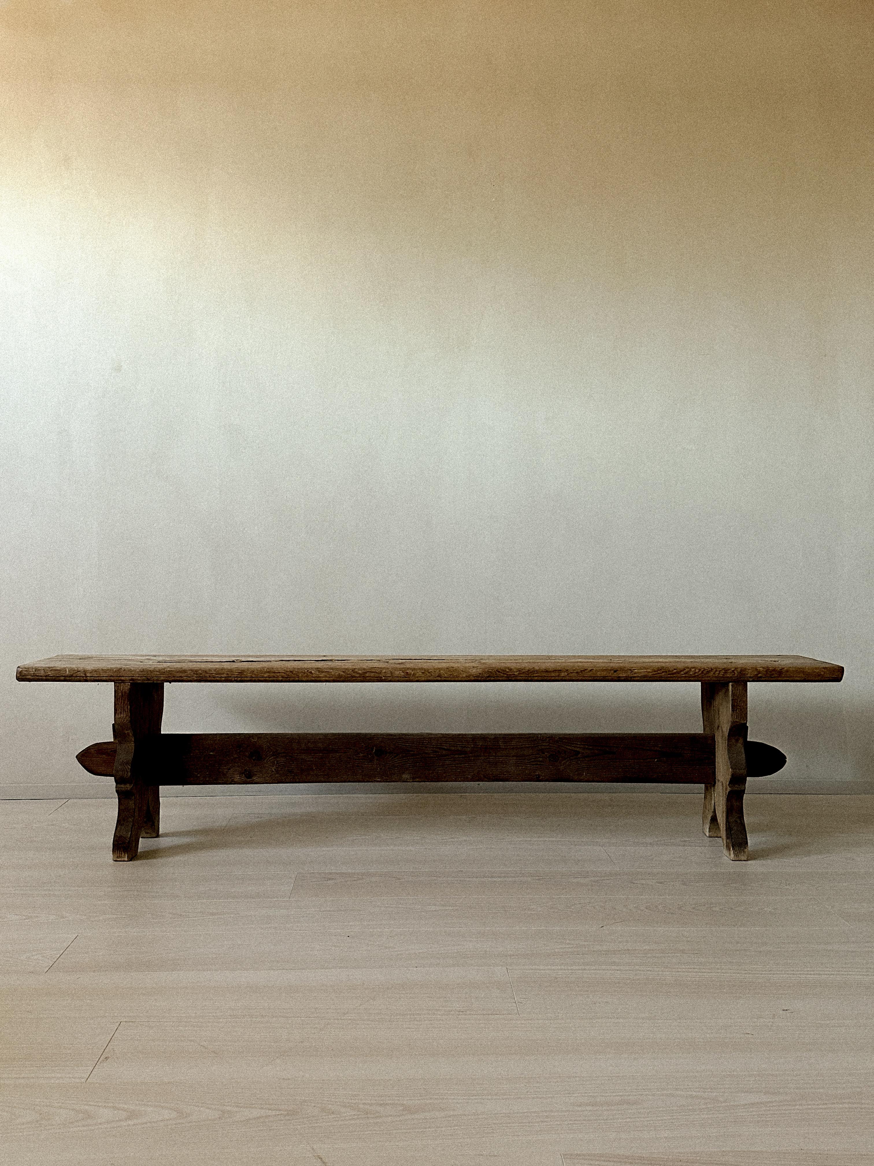 Banc primitif antique en pin, Scandinavie, années 1800 en vente 2