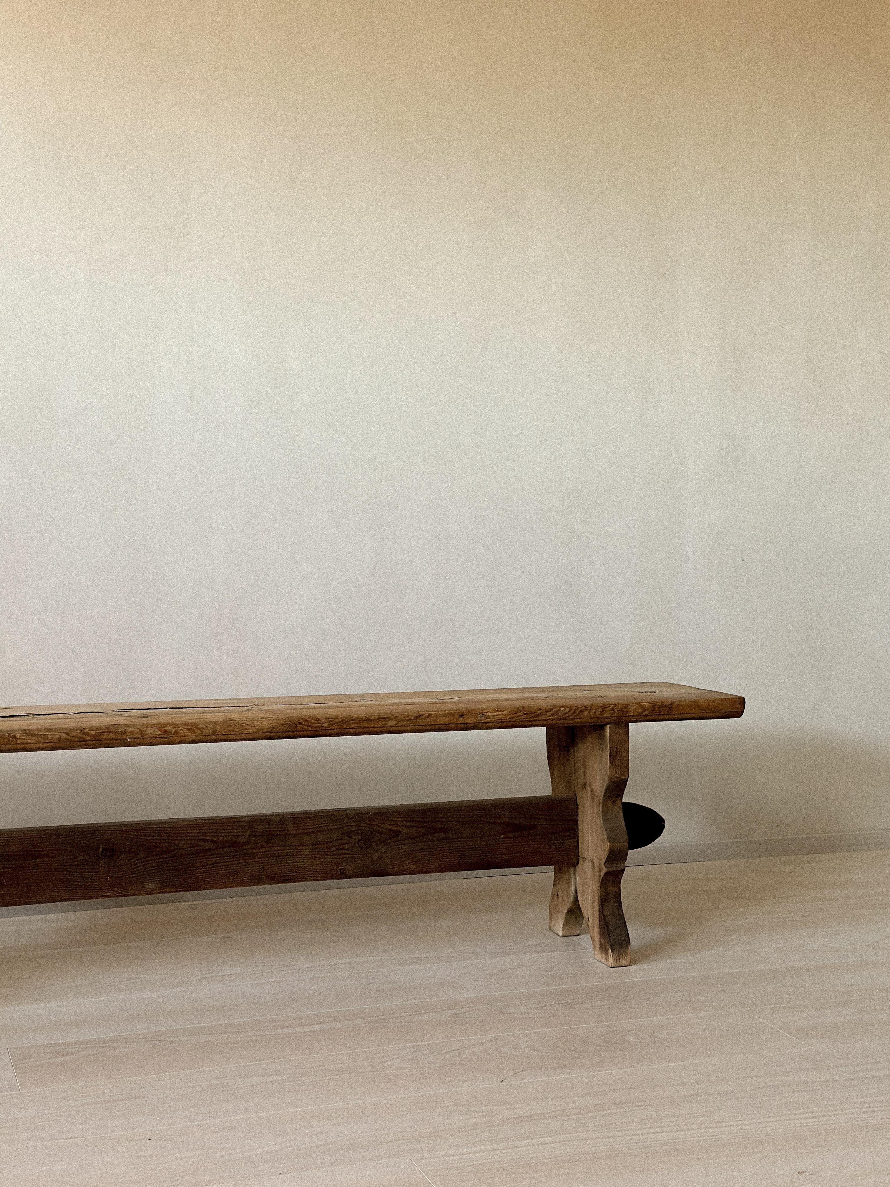 Banc primitif antique en pin, Scandinavie, années 1800 en vente 4
