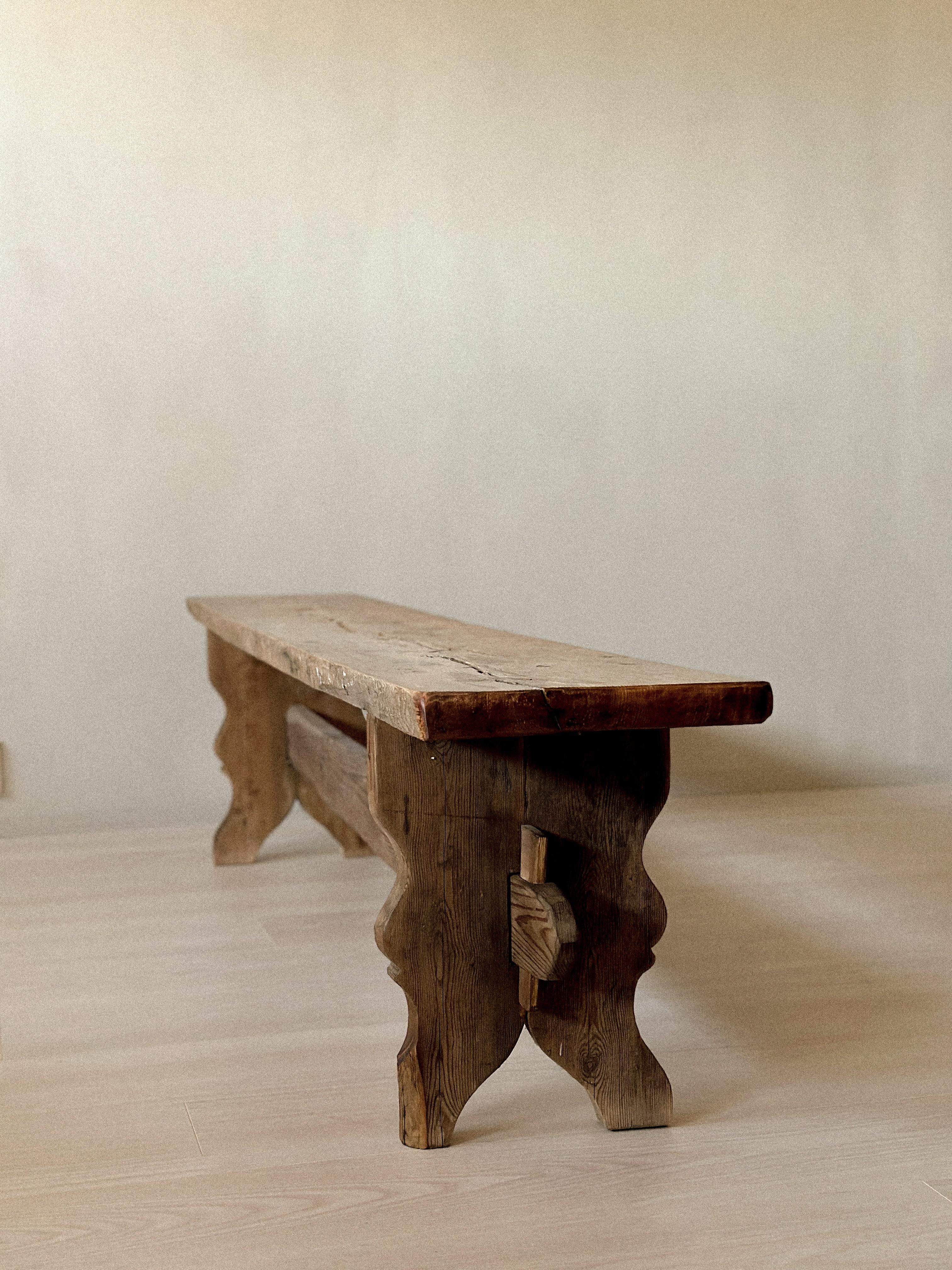 Banc antique scandinave en pin, années 1800. Fabriqué au XIXe siècle, ce banc primitif en bois est un bel exemple de mobilier rural scandinave. Fabriqué en pin massif, il présente des lignes épurées et fonctionnelles ainsi qu'une surface brute et