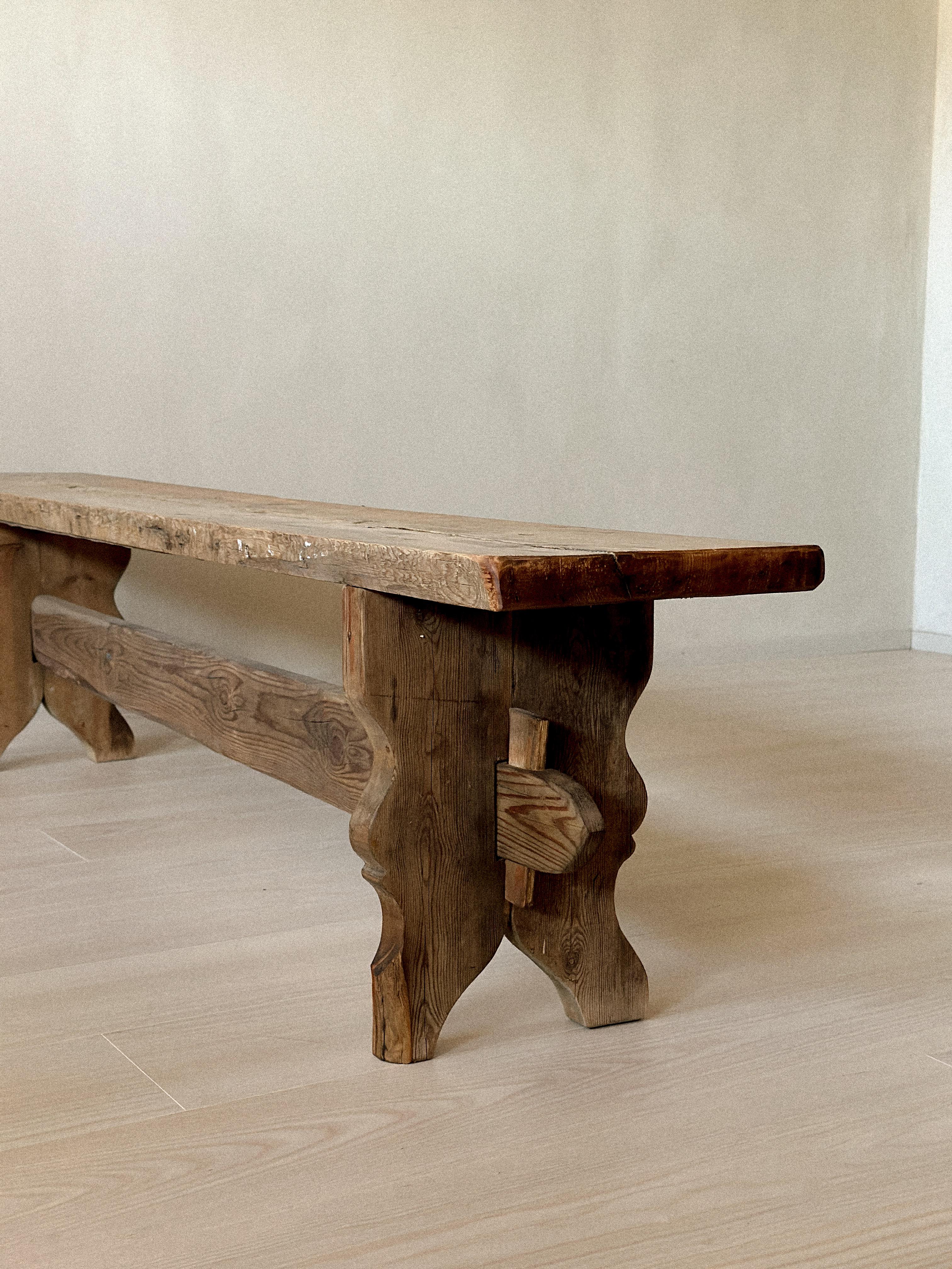 Fait main Banc primitif antique en pin, Scandinavie, années 1800 en vente
