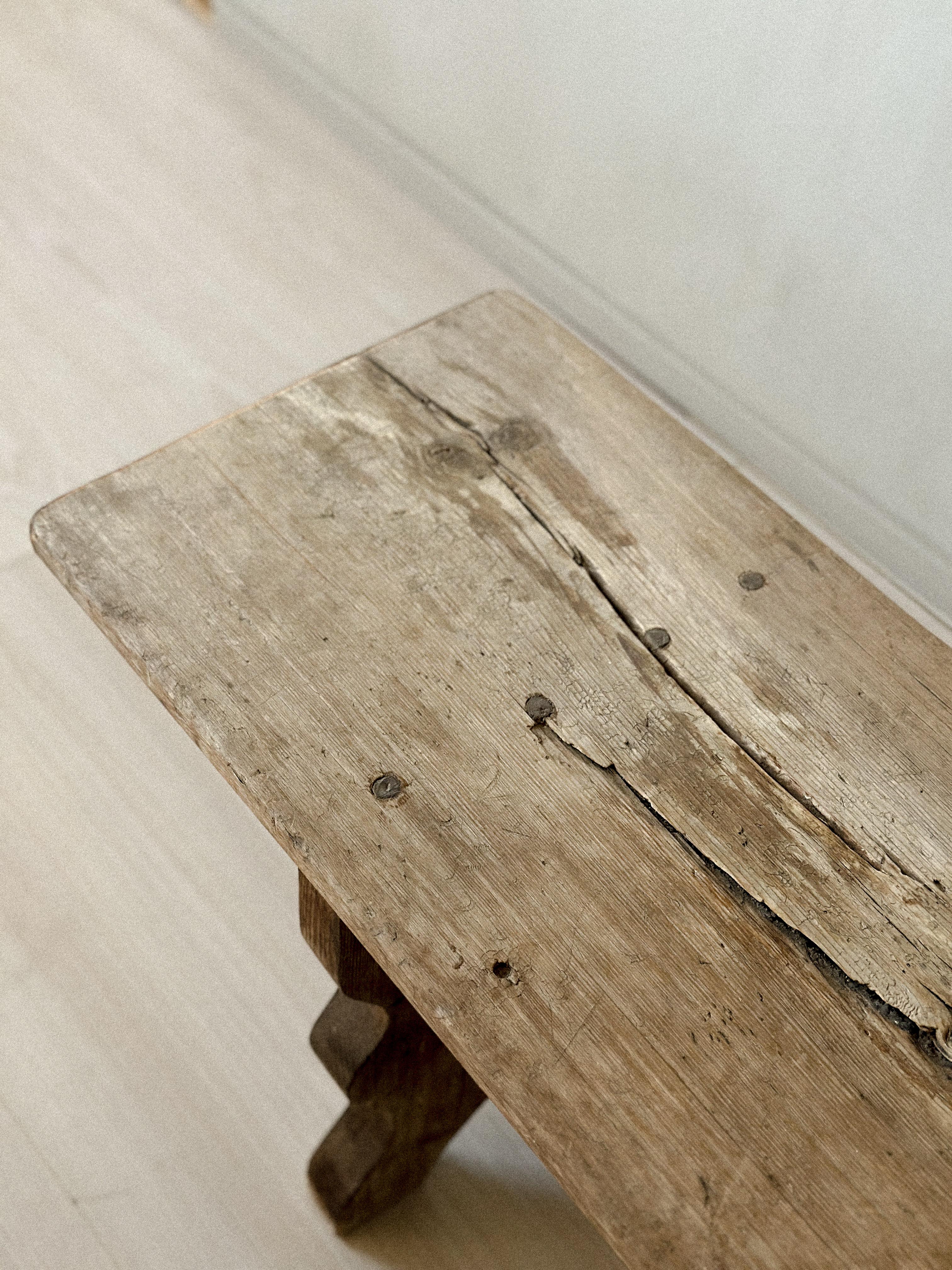 XIXe siècle Banc primitif antique en pin, Scandinavie, années 1800 en vente