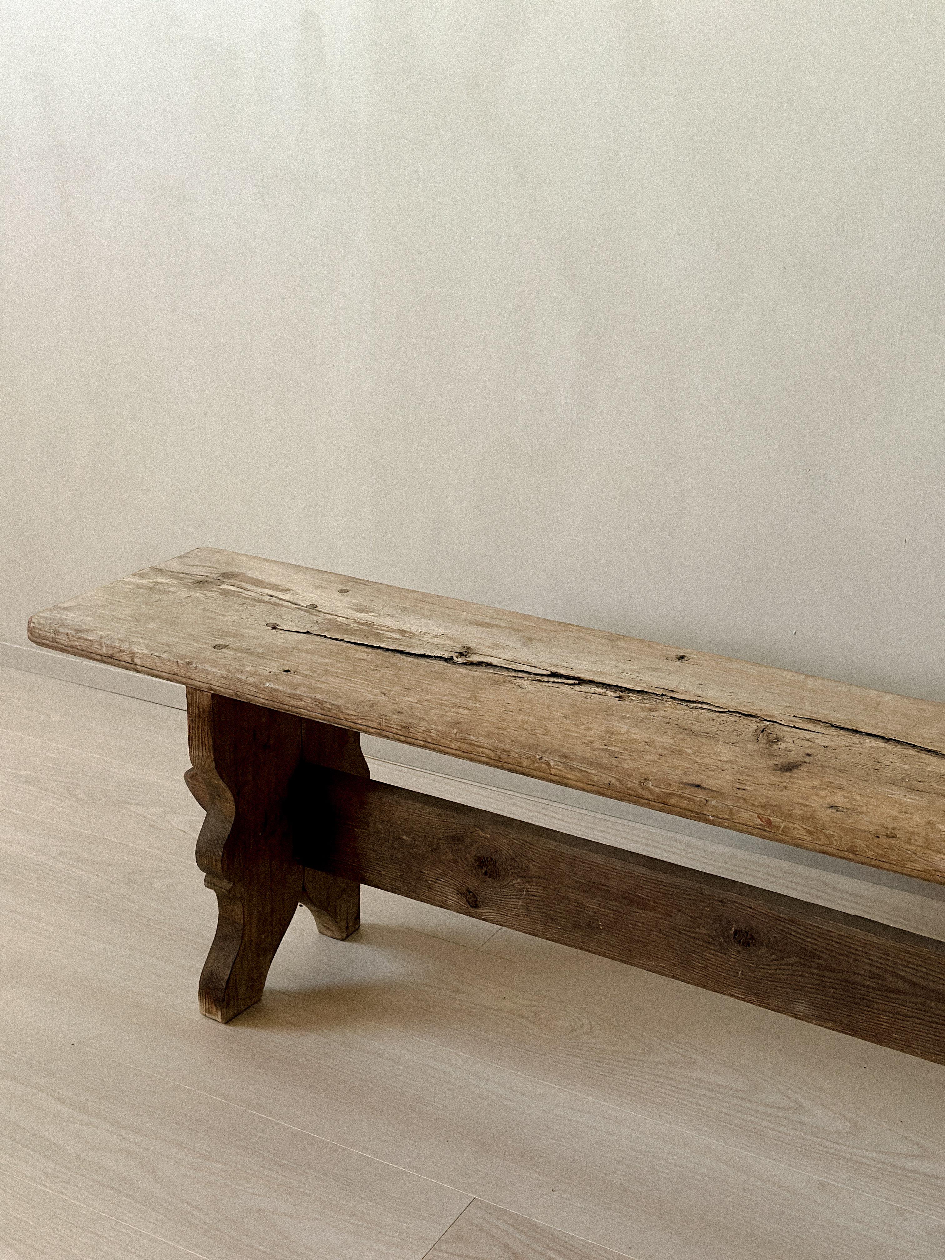 Banc primitif antique en pin, Scandinavie, années 1800 en vente 1