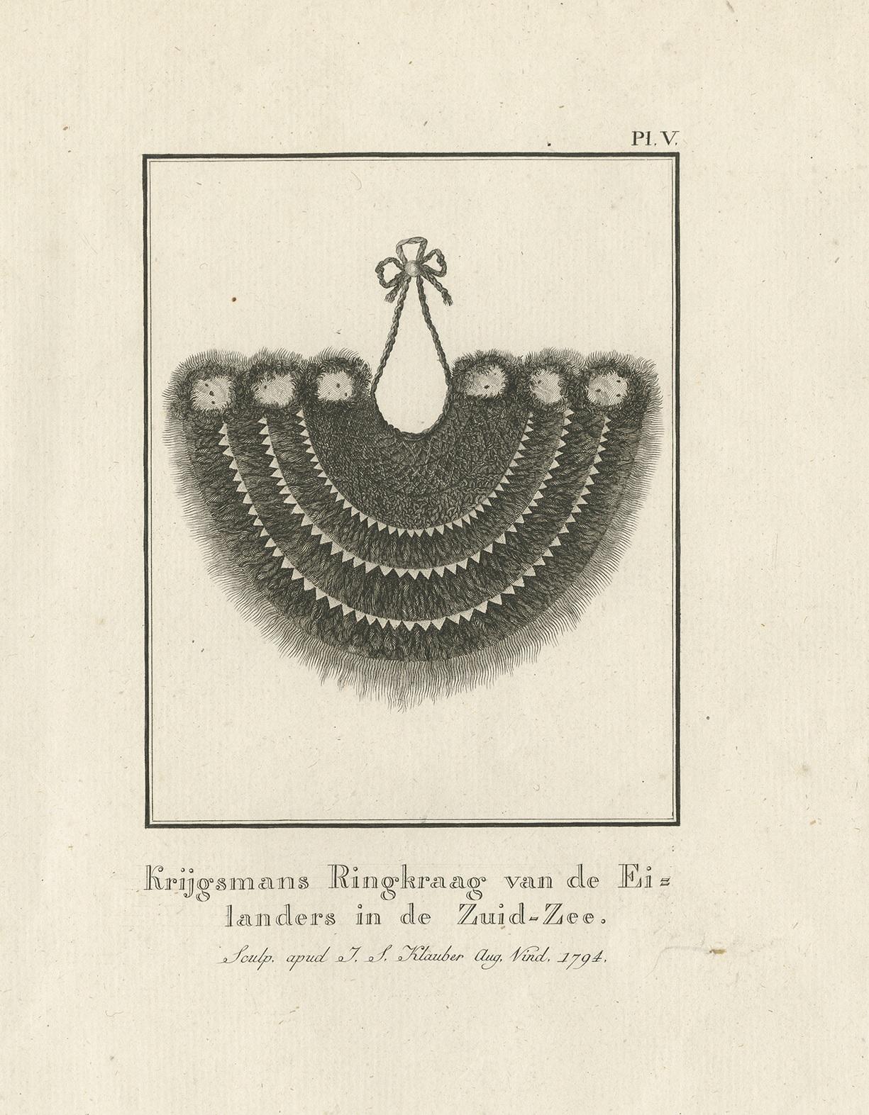 Antique print titled 'Krijgsmans Ringkraag van de Eilanders in de Zuid-Zee'. This print depicts a collar of a warrior costume. Originates from 'Reizen Rondom de Waereld door James Cook (..)'. Translated by J.D. Pasteur. Published by Honkoop, Allart