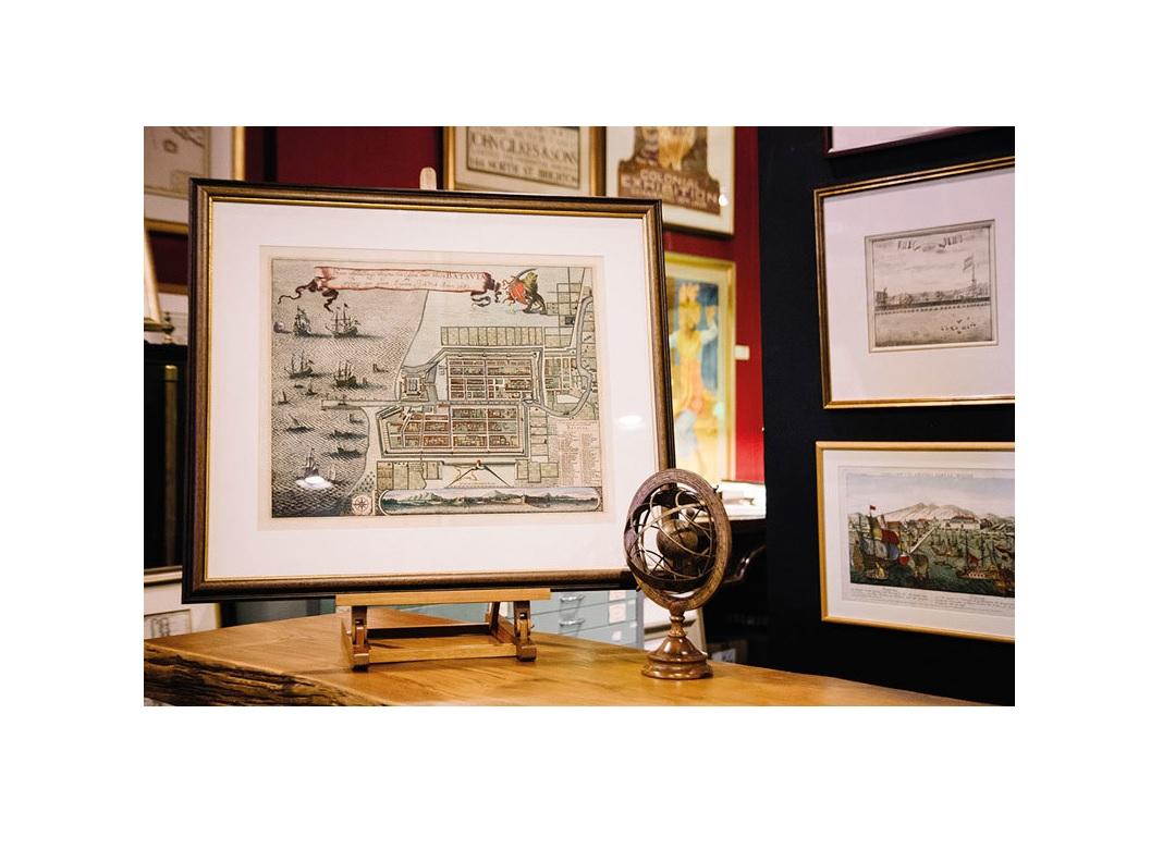 Antiker antiker Druck von englischen Möbeln „Uhren, Spiegel, Stuhl“ von P. Macquoid, 1906 (20. Jahrhundert) im Angebot