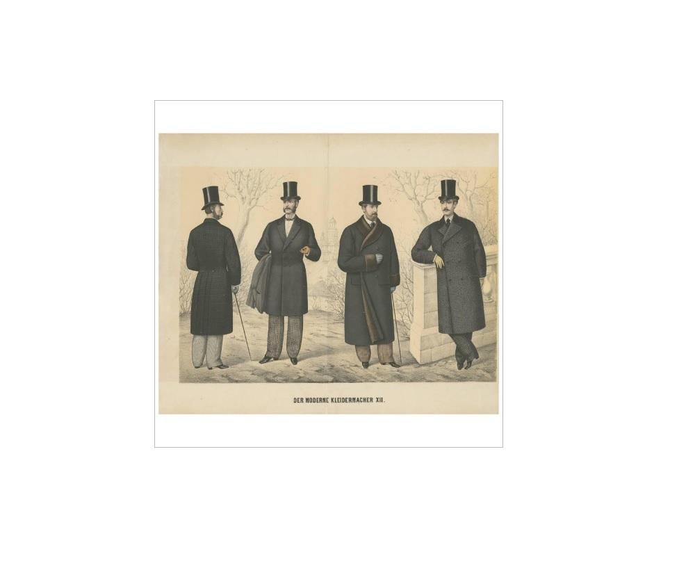 Antiker Druck mit dem Titel 'Der Moderne Kleidermacher XII'. Deutscher Modedruck, veröffentlicht um 1900. Vier Männer in verschiedenen Outfits (u. a. lange Jacken/Mäntel), alle tragen Hüte.