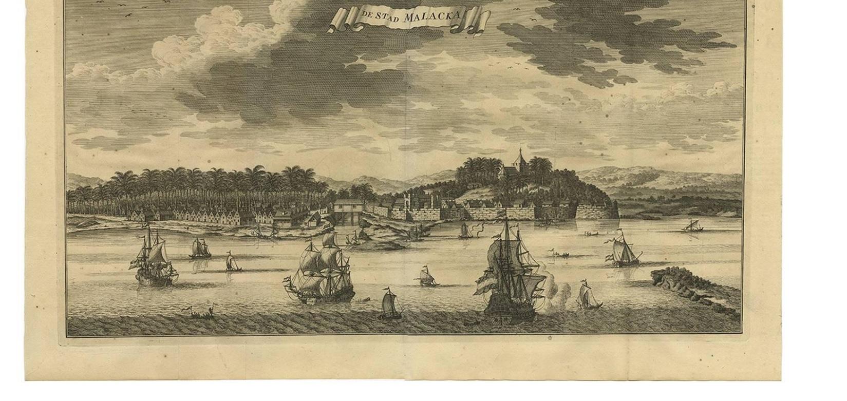 Diese Kupferstichansicht zeigt die Stadt Malakka mit zahlreichen Schiffen, die durch die Straße von Malakka fahren. 

Valentyn war ein prominenter Historiker der Niederländischen Ostindien-Kompanie, der vor allem durch seinen illustrierten Bericht