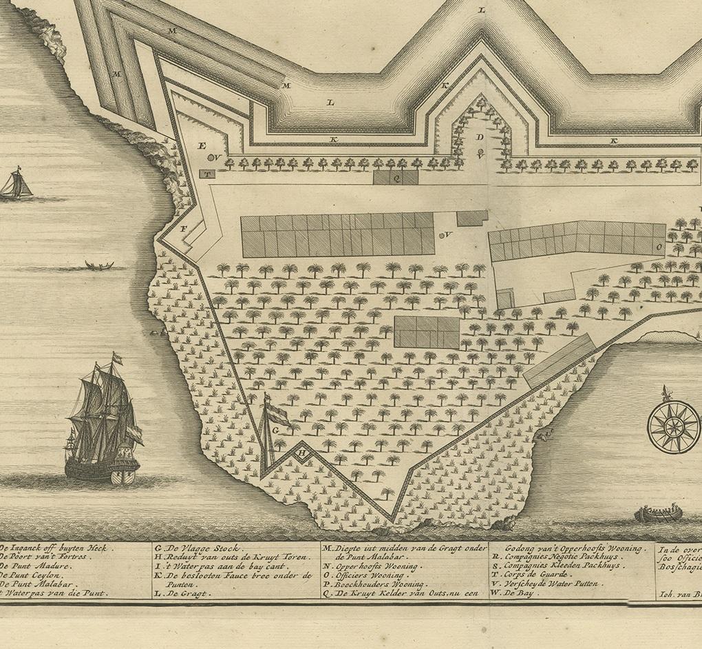 Stampa antica del Forte di Kollam 'India' di Valentijn, 1726 In condizioni buone in vendita a Langweer, NL